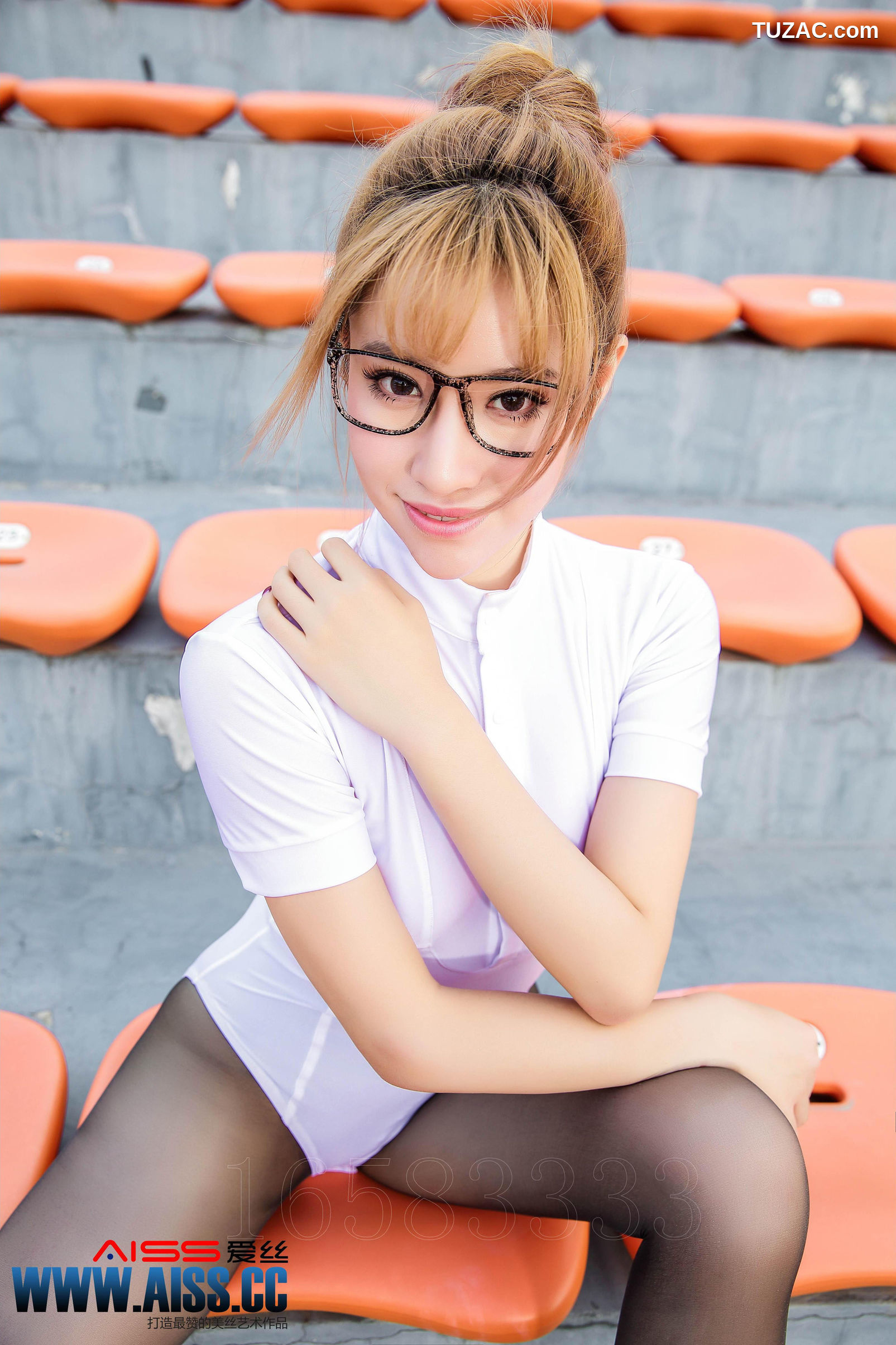 AISS爱丝-F5026-何冉-《操場上的直穿少女》