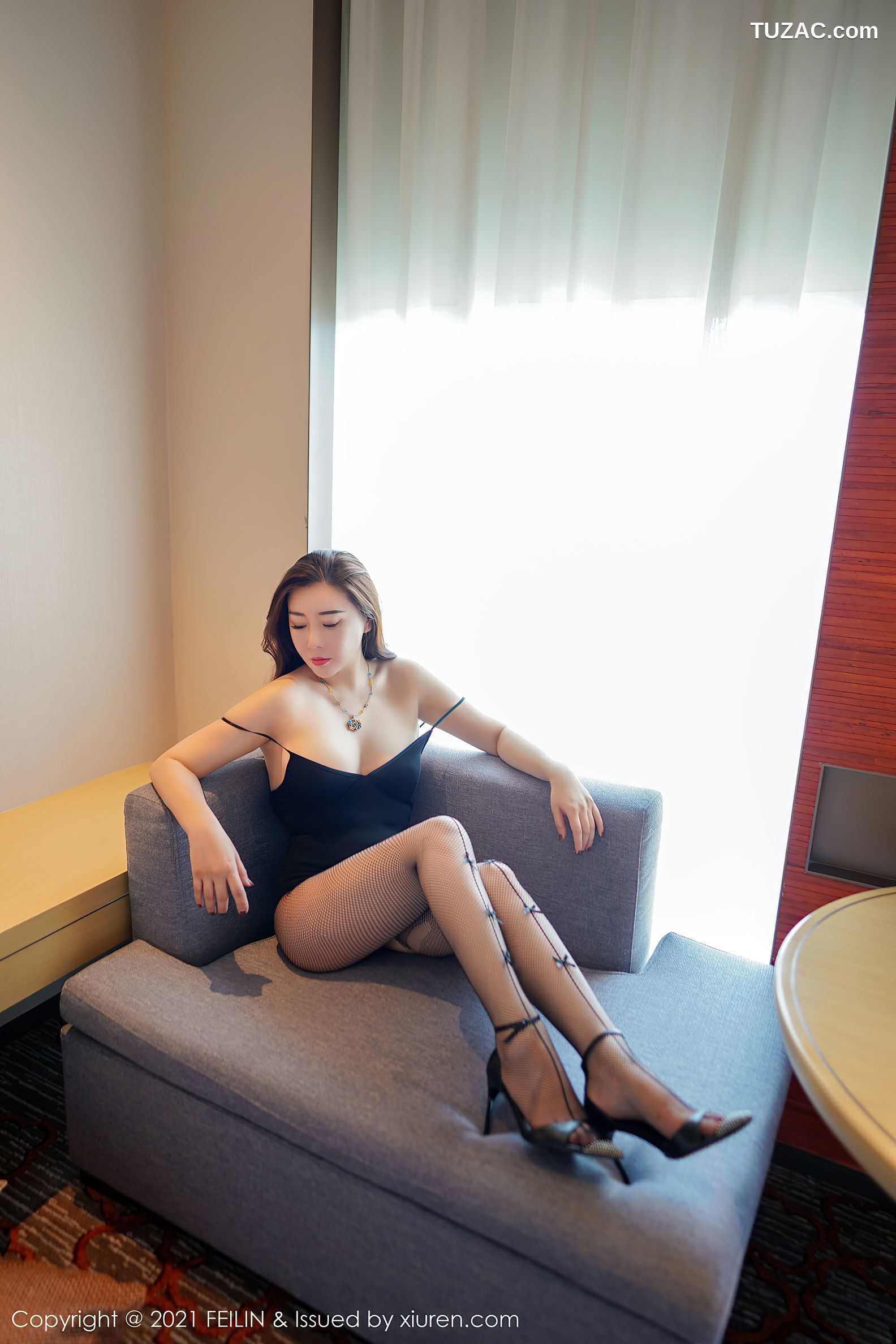 FeiLin嗲囡囡-404-王婉悠-低胸吊带白色开胸服饰-2021.07.20