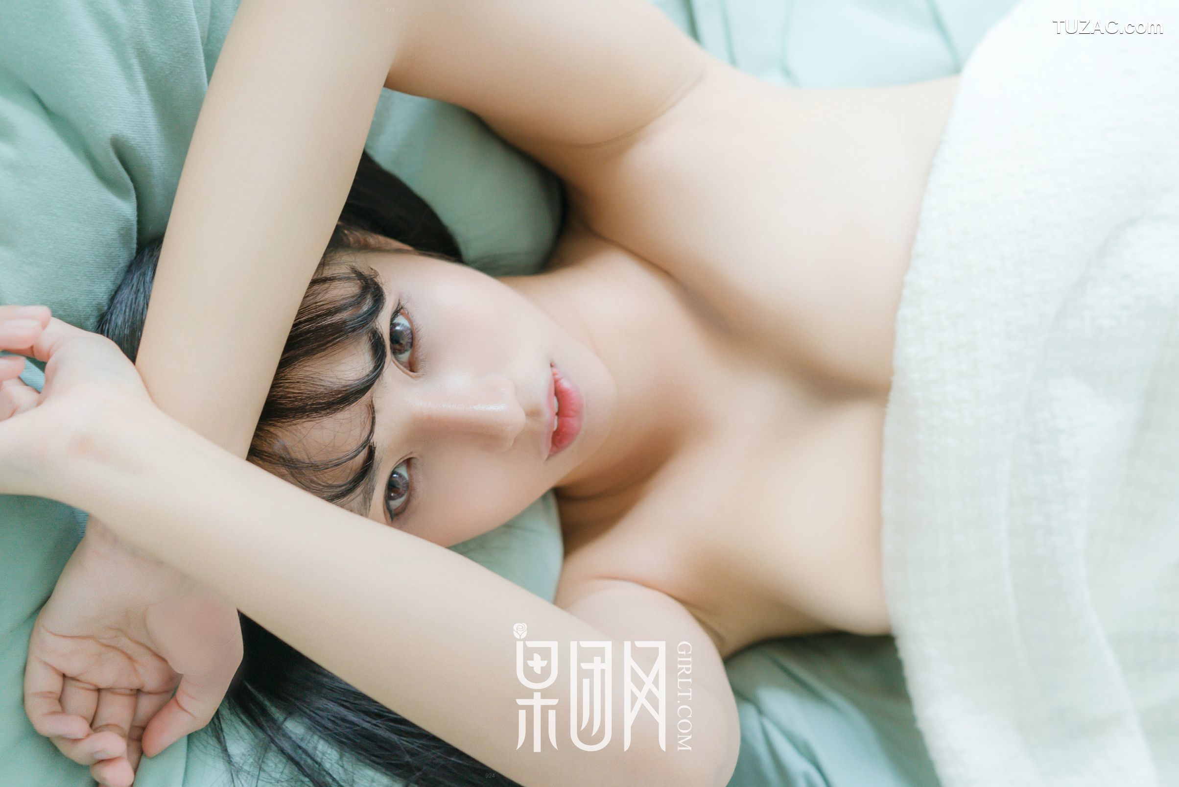 GIRLT果团网-047-宓兔兔er-日系学生装-香肩翘臀vs裸背美腿