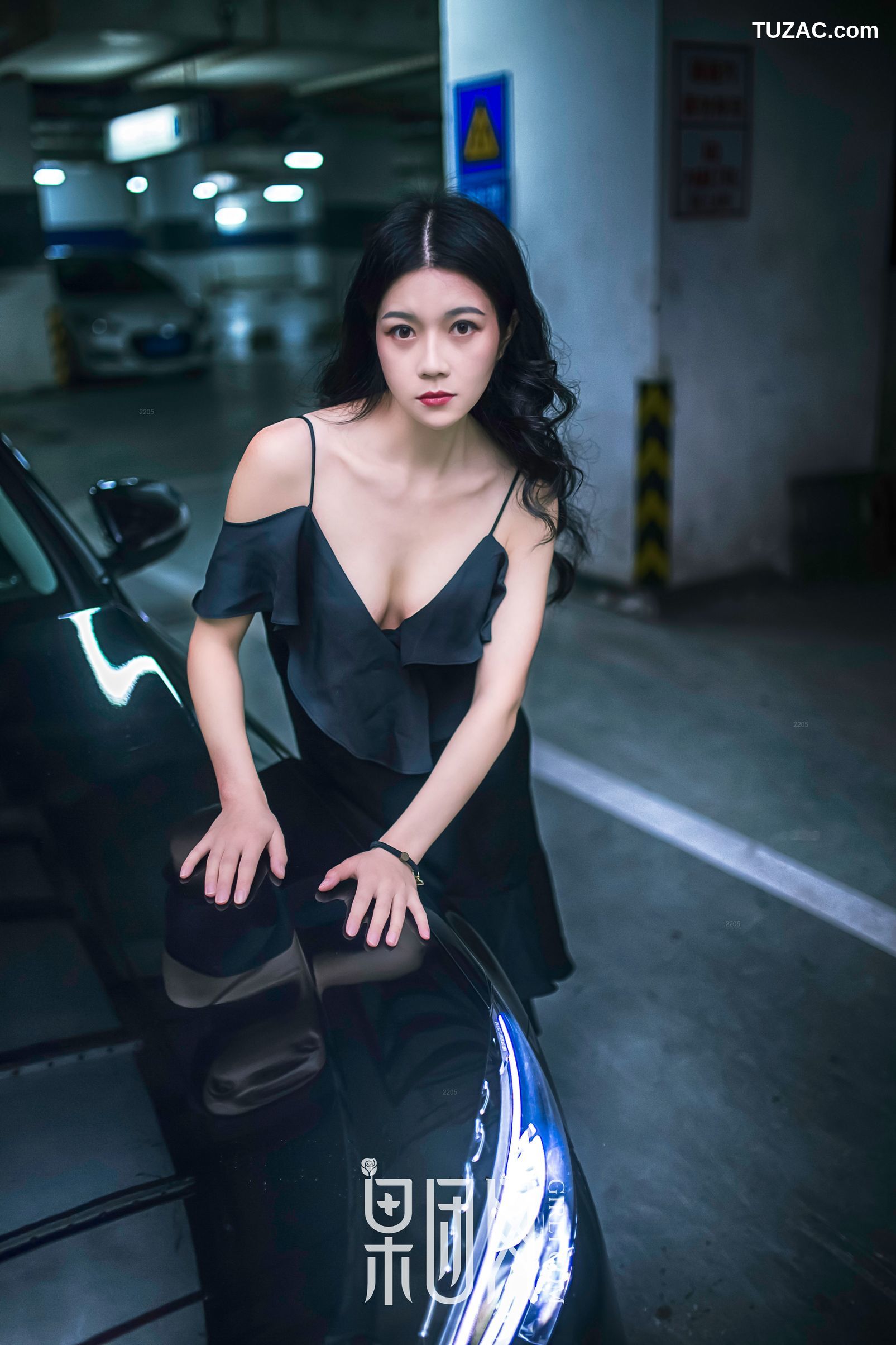 GIRLT果团网-107-微微-美女vs豪车-你选择哪个