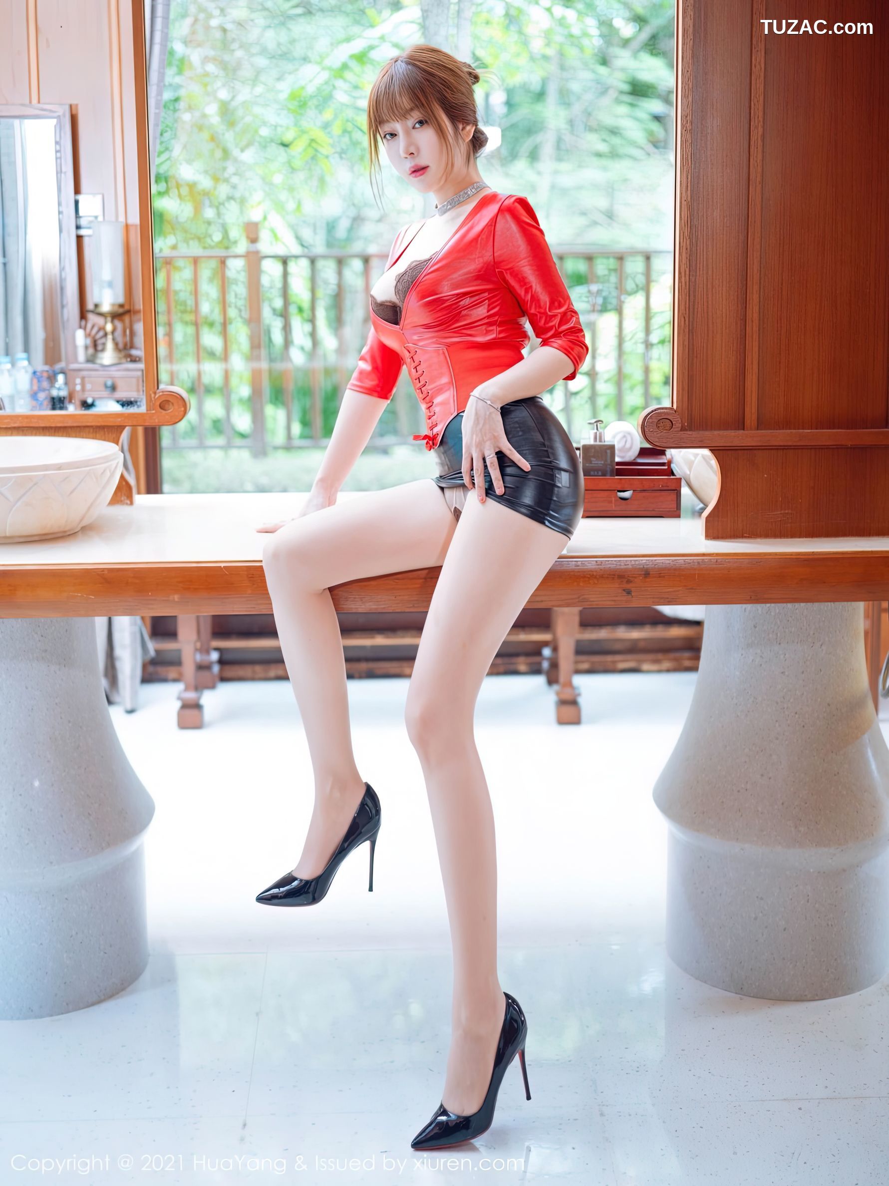 HuaYang花漾-424-王雨纯-红色紧身低胸皮衣黑短裙