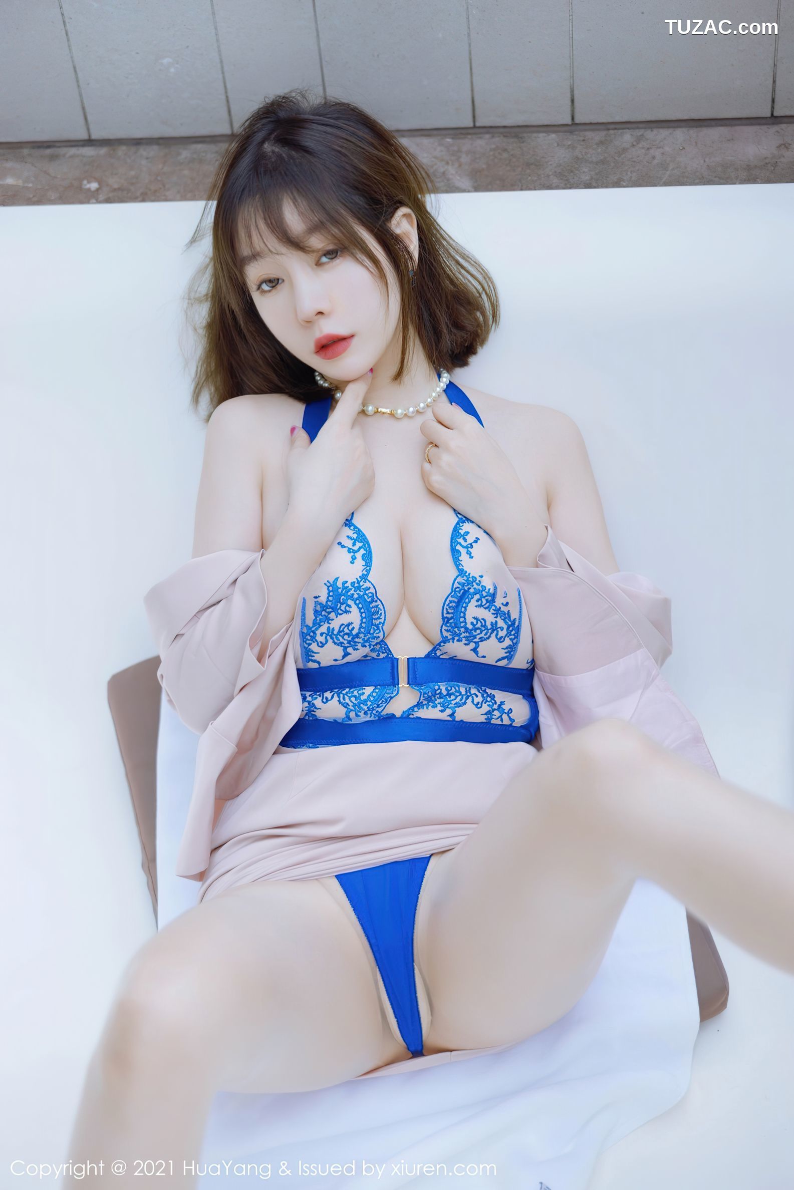 HuaYang花漾-476-王雨纯-成都旅拍-粉色外套蓝色精致内衣