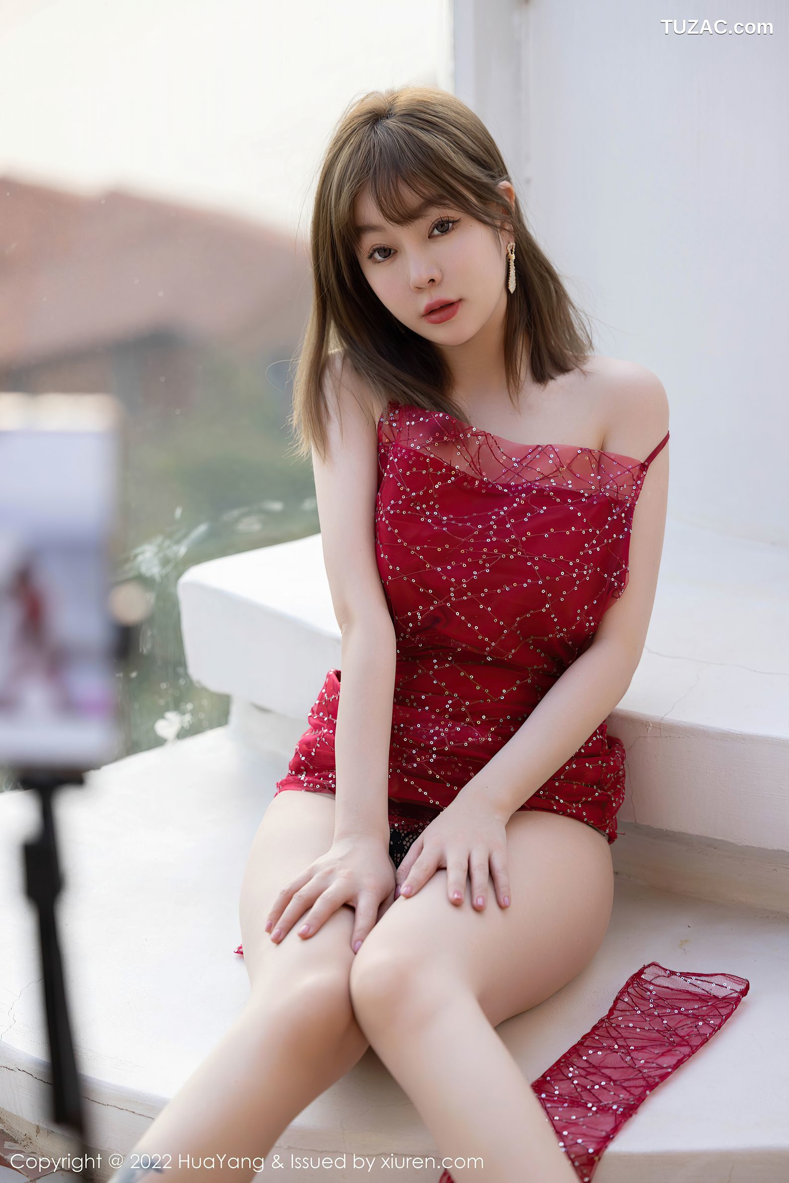 HuaYang花漾-506-王雨纯-红色吊带露背短裙户外