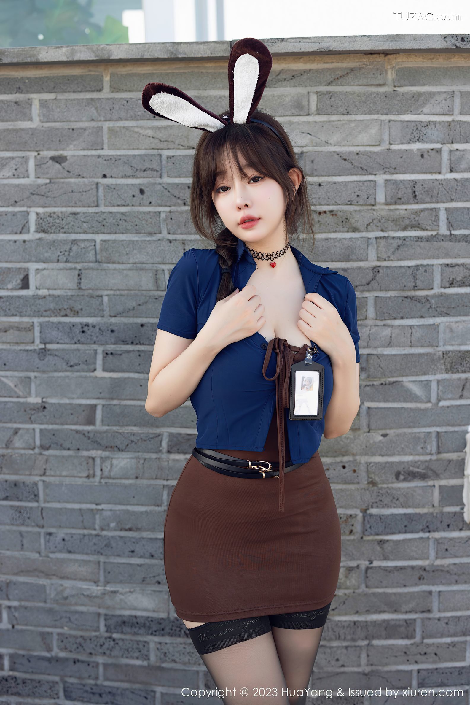 HuaYang花漾-555-王雨纯-济州岛旅拍-蓝色上衣咖啡色短裙黑丝-2023.12.01