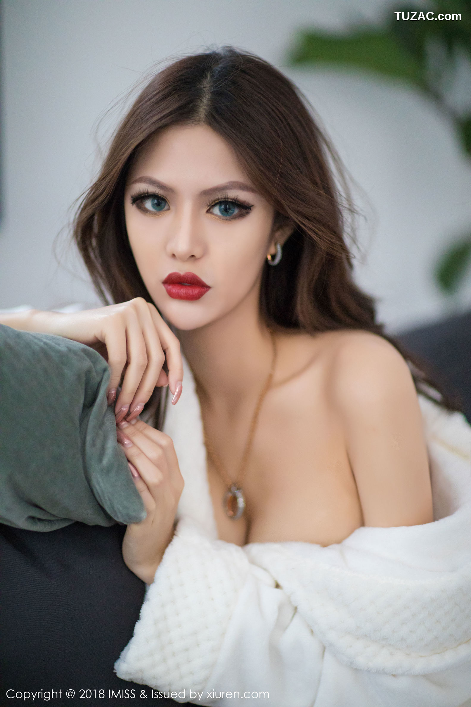 IMiss爱蜜社-231-若彤Boomboom-白浴袍黑丝袜