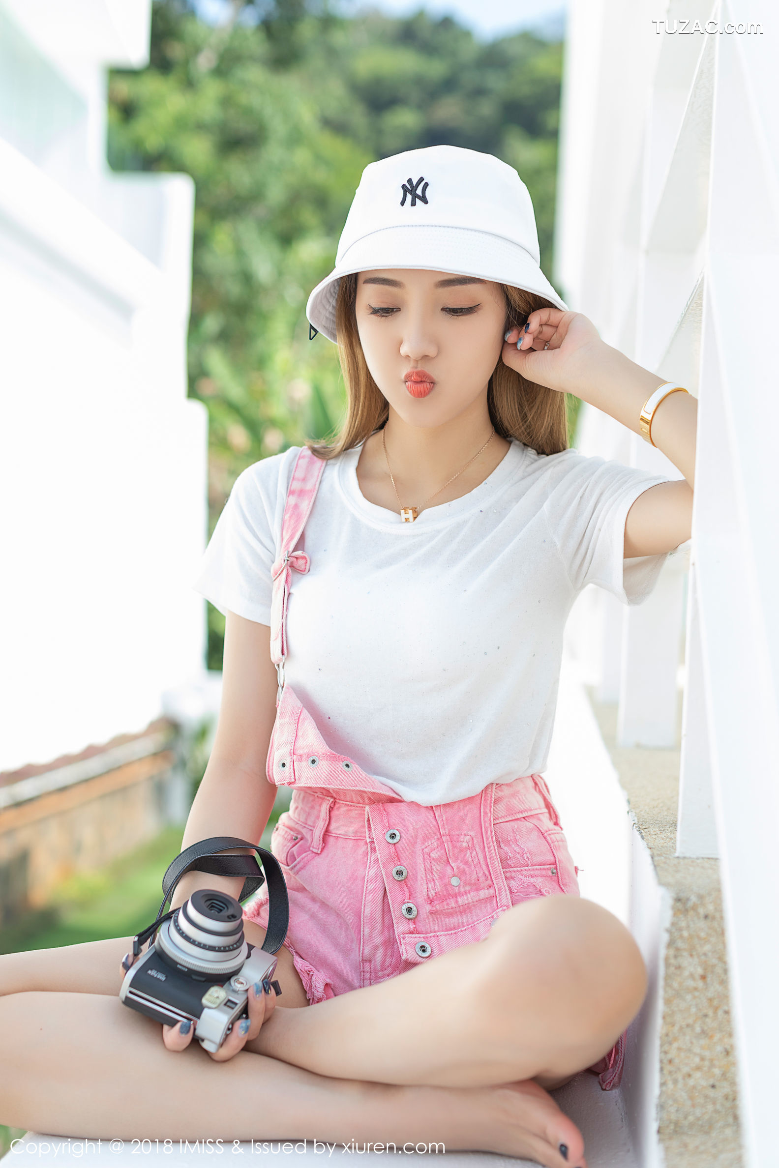 IMiss爱蜜社-295-美琪Vicky-户外粉色背带牛仔热裤