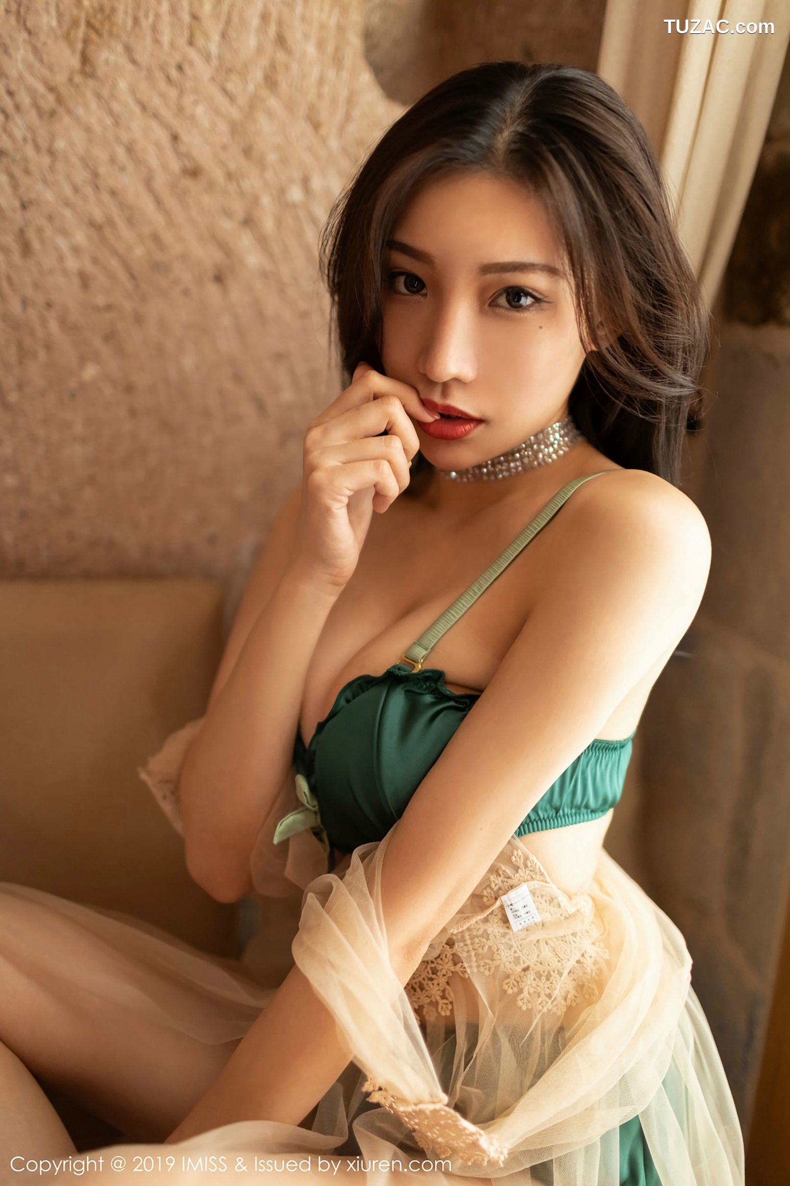 IMiss爱蜜社-319-小狐狸Kathryn-土耳其旅拍-吊带内衣牛仔热裤