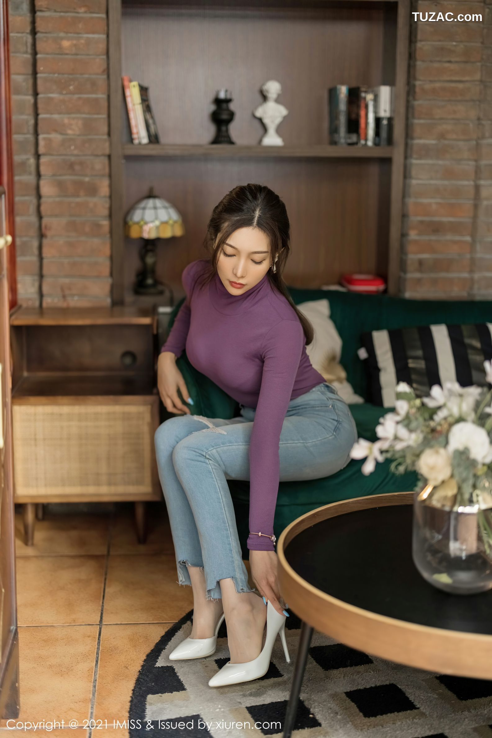 IMiss爱蜜社-541-小狐狸Kathryn-紫色紧身T恤牛仔裤粉色内衣-2021.01.11