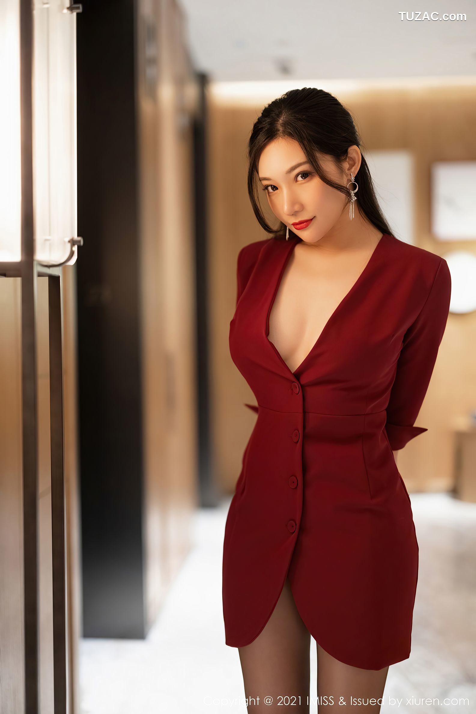 IMiss爱蜜社-598-小狐狸Kathryn-猩红色外套黑丝-2021.06.02
