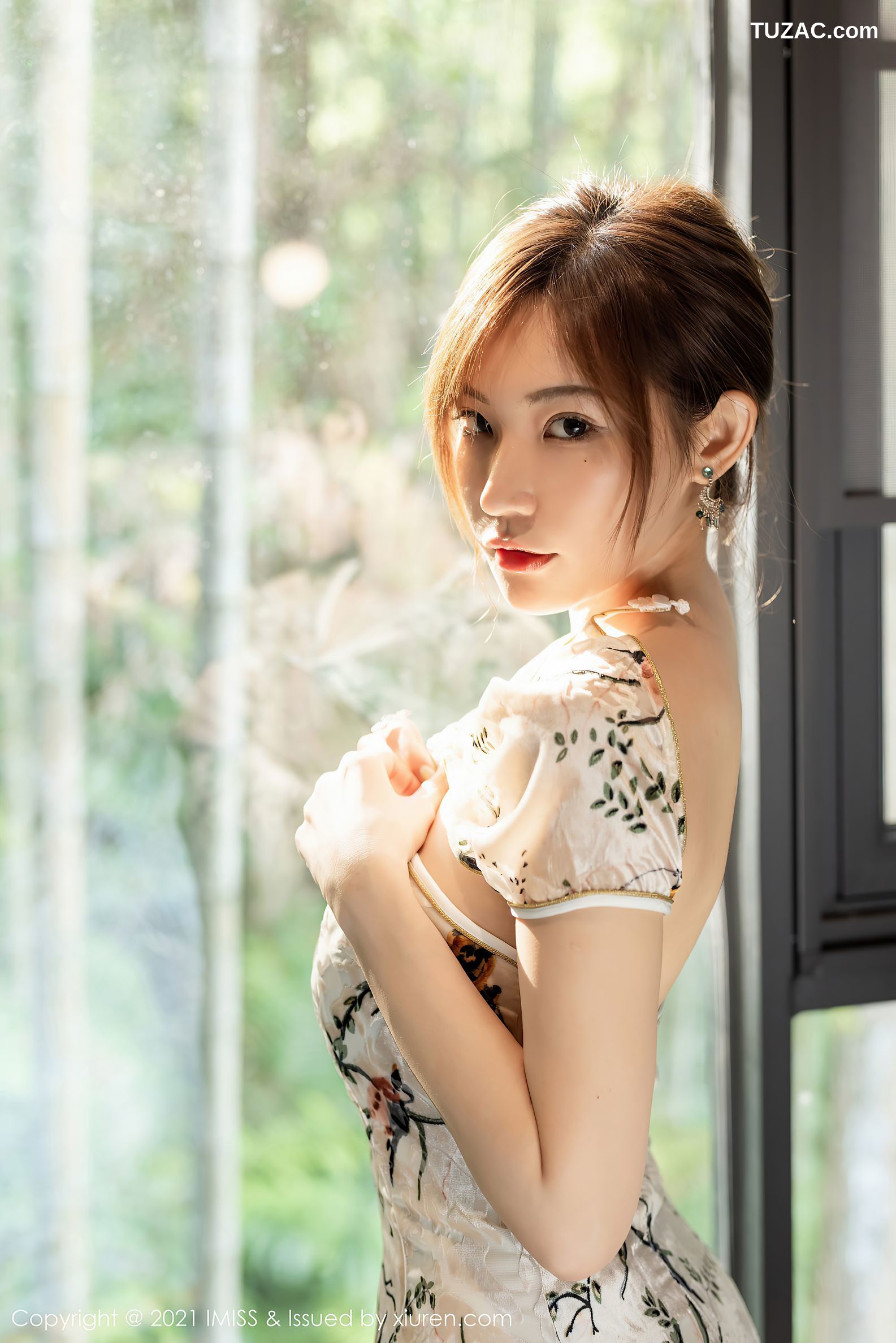 IMiss爱蜜社-633-小狐狸Kathryn-心愿旅拍白色黑碎花旗袍黑内衣肉丝-2021.09.22