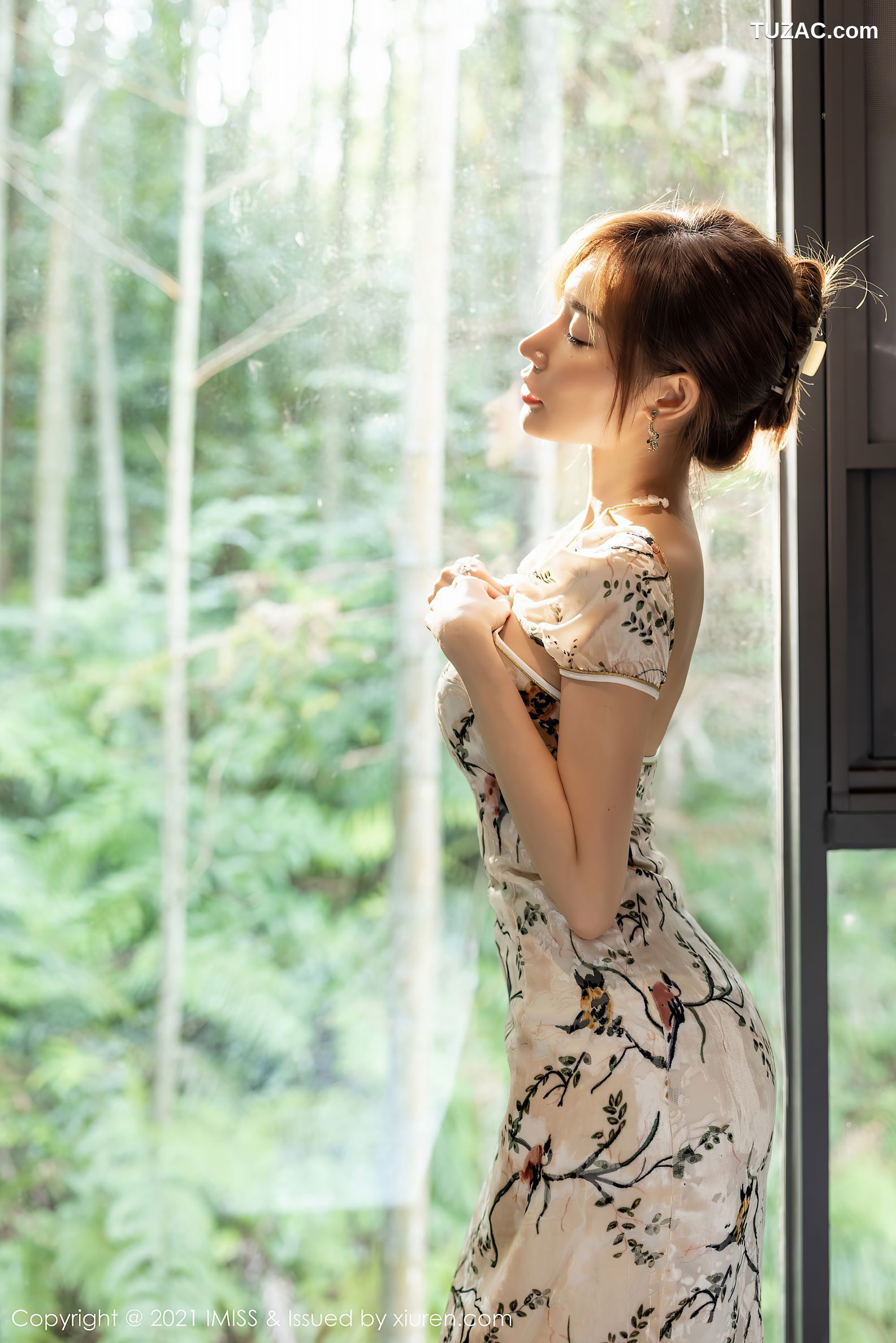 IMiss爱蜜社-633-小狐狸Kathryn-心愿旅拍白色黑碎花旗袍黑内衣肉丝-2021.09.22