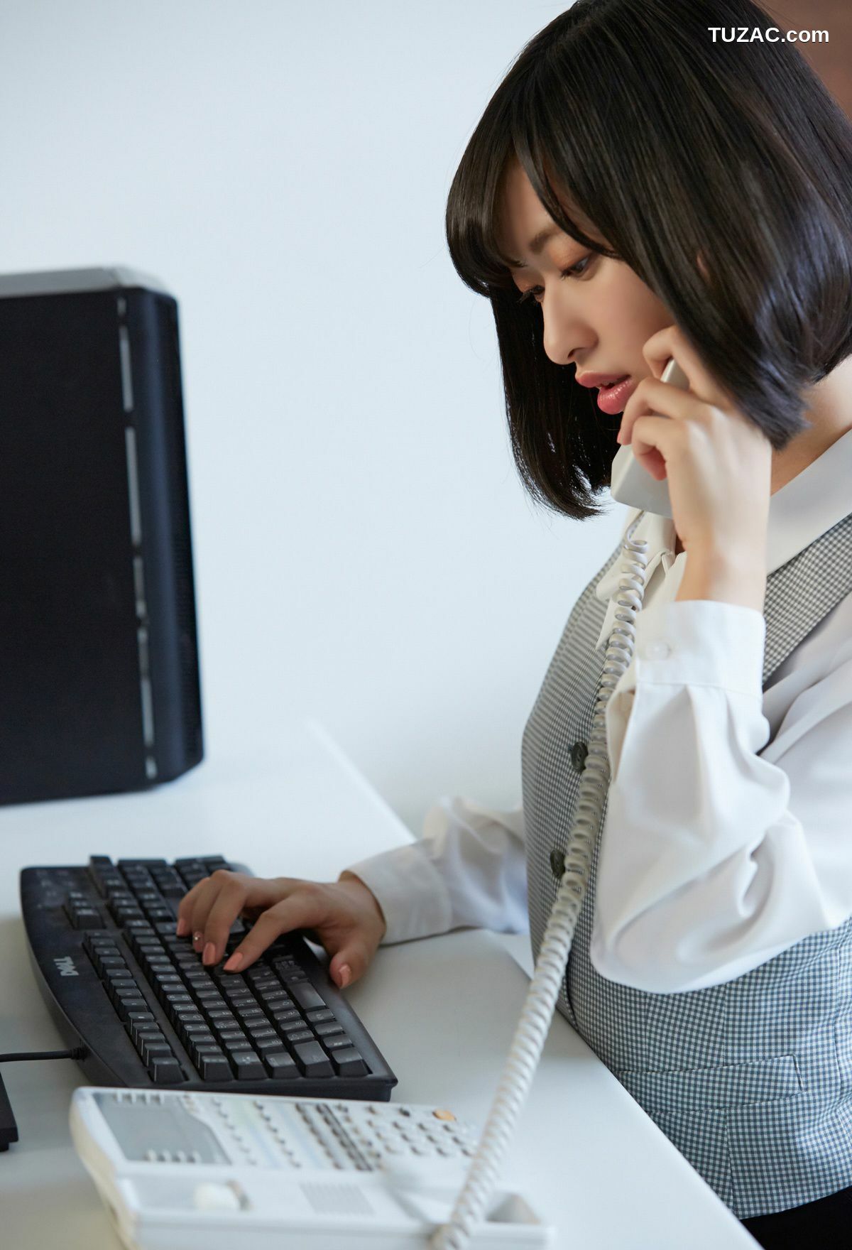 PB写真集_倉持由香《妄想オフィスラブ》 写真集[80P]