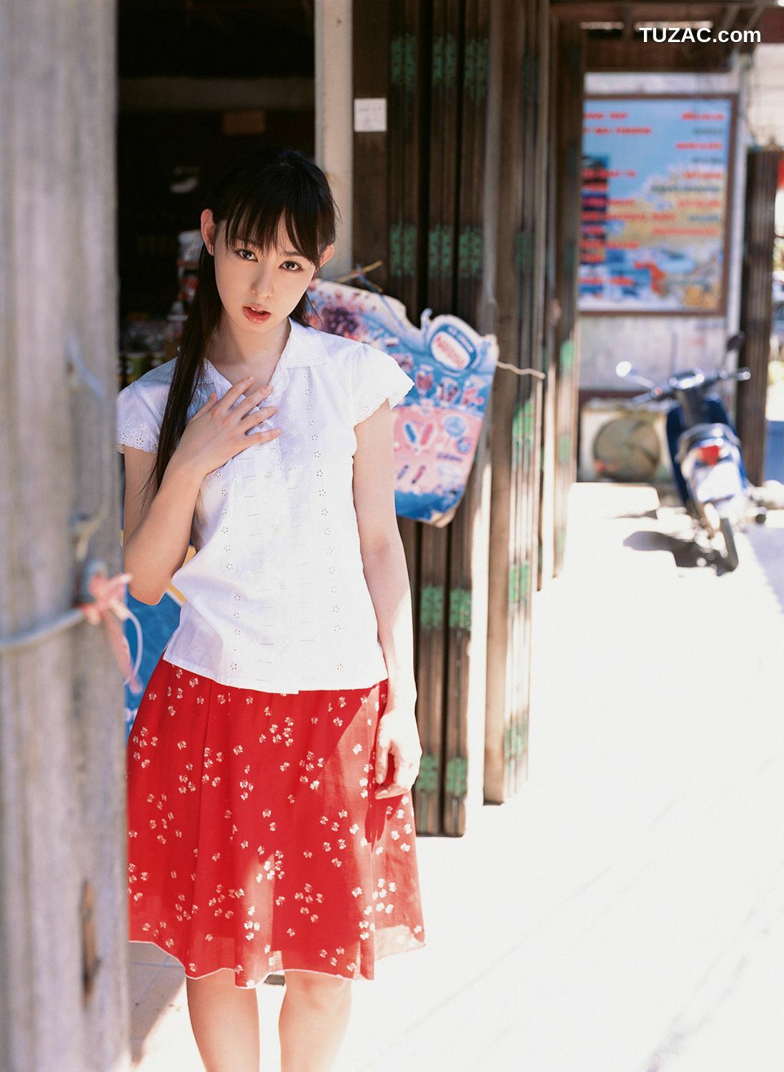 YS Web_秋山莉奈《Watch Her Hip!》写真集 Vol.200[69P]