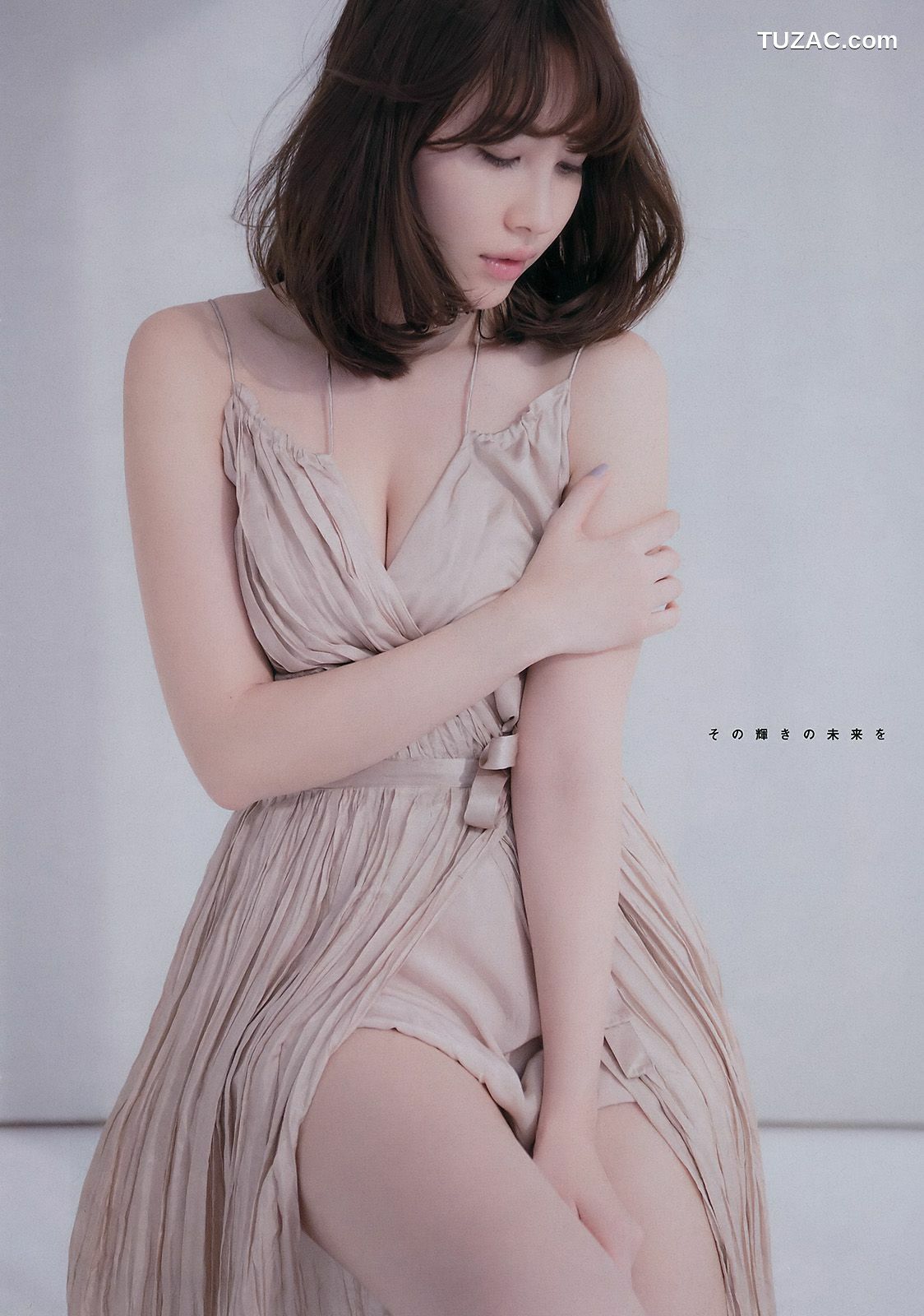 Young Magazine杂志写真_ 小嶋陽菜 ユミ・W・クライン 2017年No.20 写真杂志[12P]