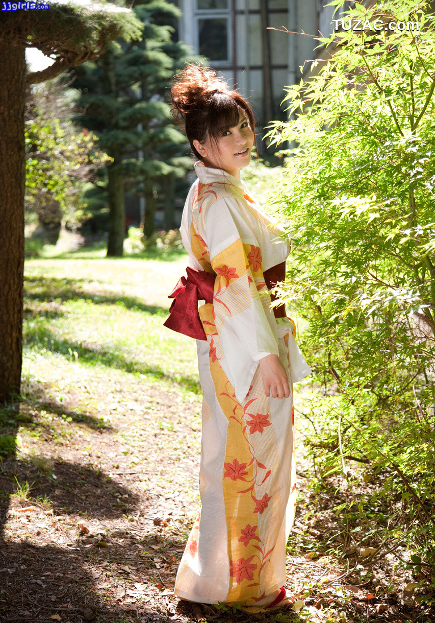 冲田杏梨-白色和服黄红花纹