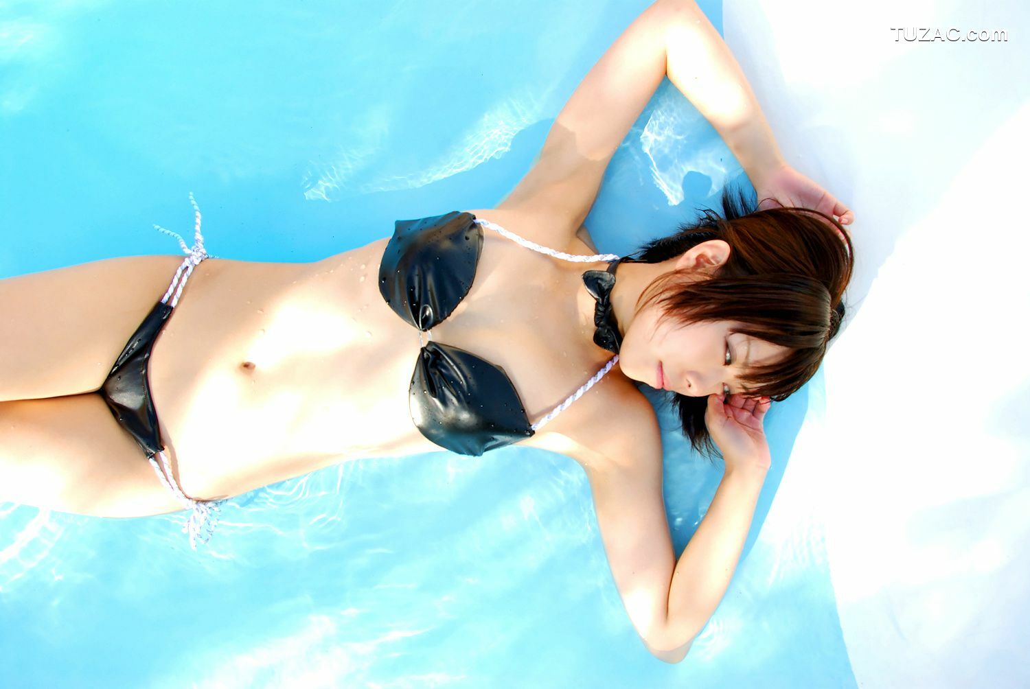 日本CosPlay_橘みなみ (Tachibana Minami) 《赌场少女》理欧・罗伦斯 3Sets 写真集