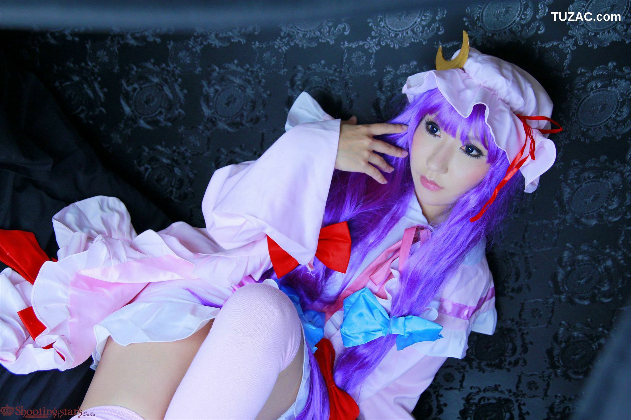 日本CosPlay_绫香サク (サク綾香 Saku Ayaka) 《東方Project》Patchouli Knowledge 写真集[100P]