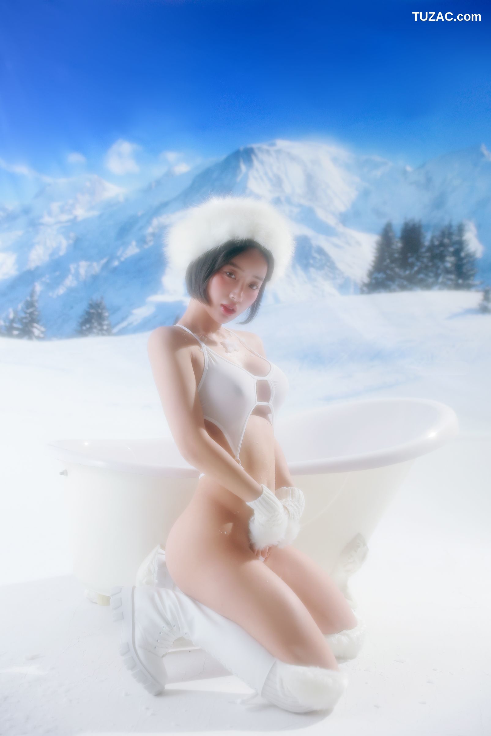 韩国美女-Booty-Queen-辣妹雪地露出-The-Hot-Body-of-a-Lost-Girl-in-Snow-Garden-Pinkpie-Vol.1