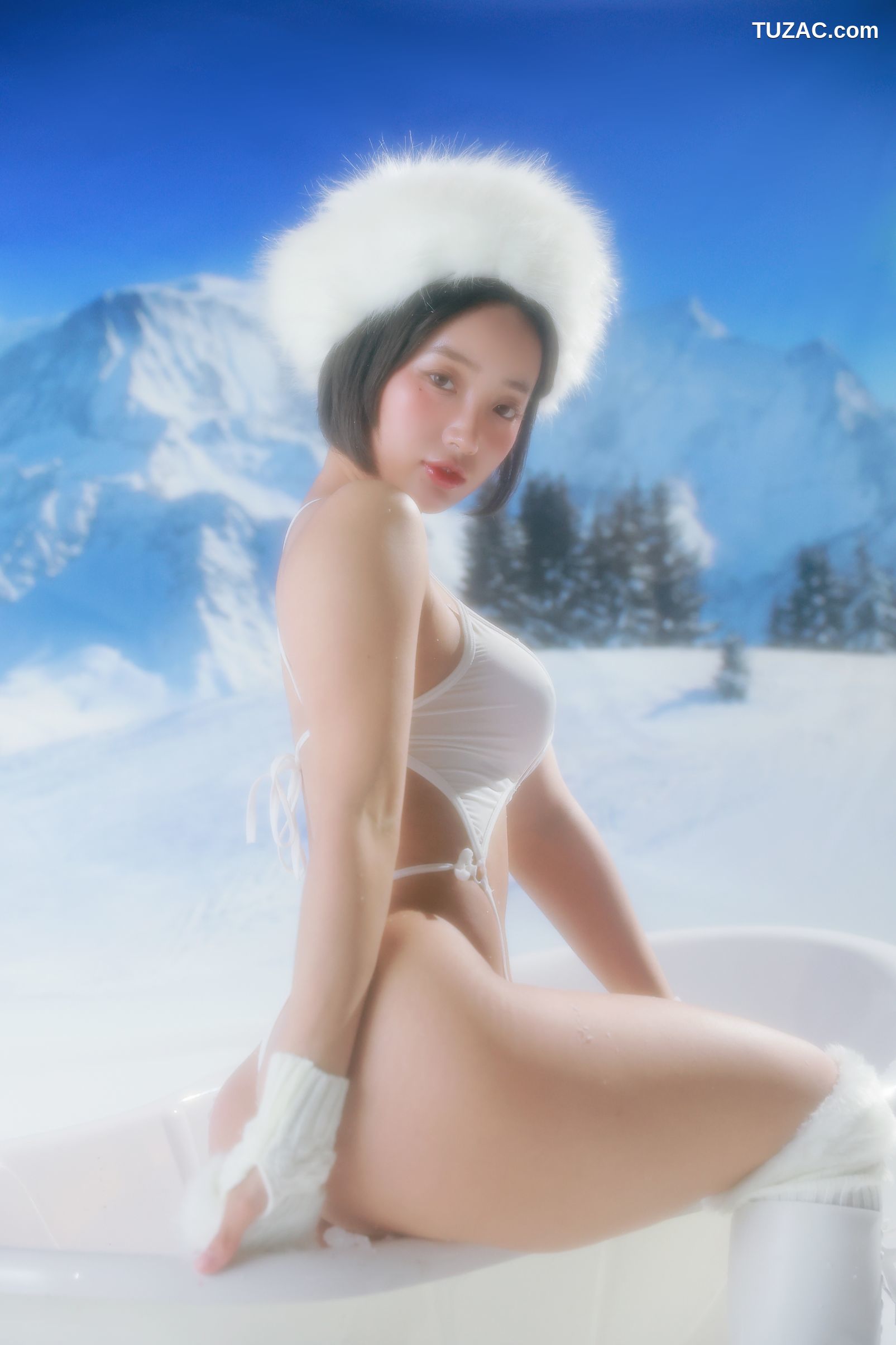 韩国美女-Booty-Queen-辣妹雪地露出-The-Hot-Body-of-a-Lost-Girl-in-Snow-Garden-Pinkpie-Vol.1