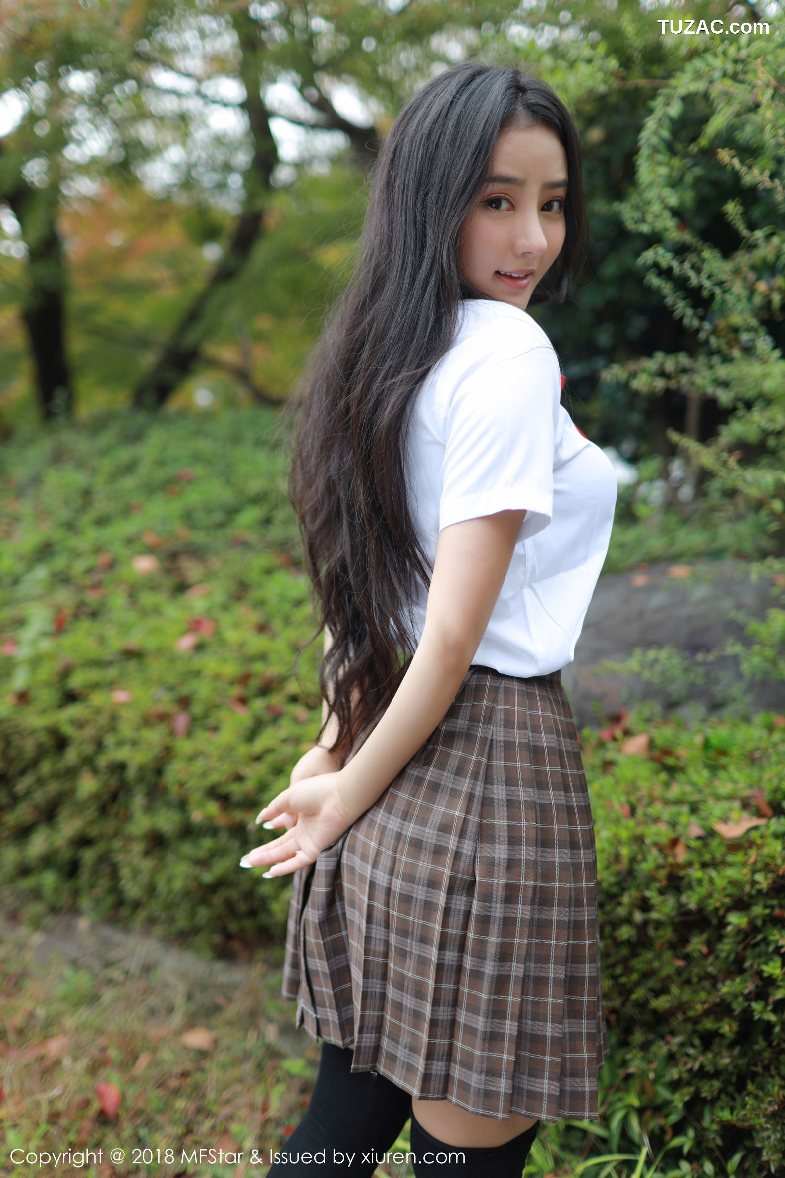 MFStar模范学院-163-Manuela玛鲁娜-日本旅拍-户外学生制服靓丽迷人