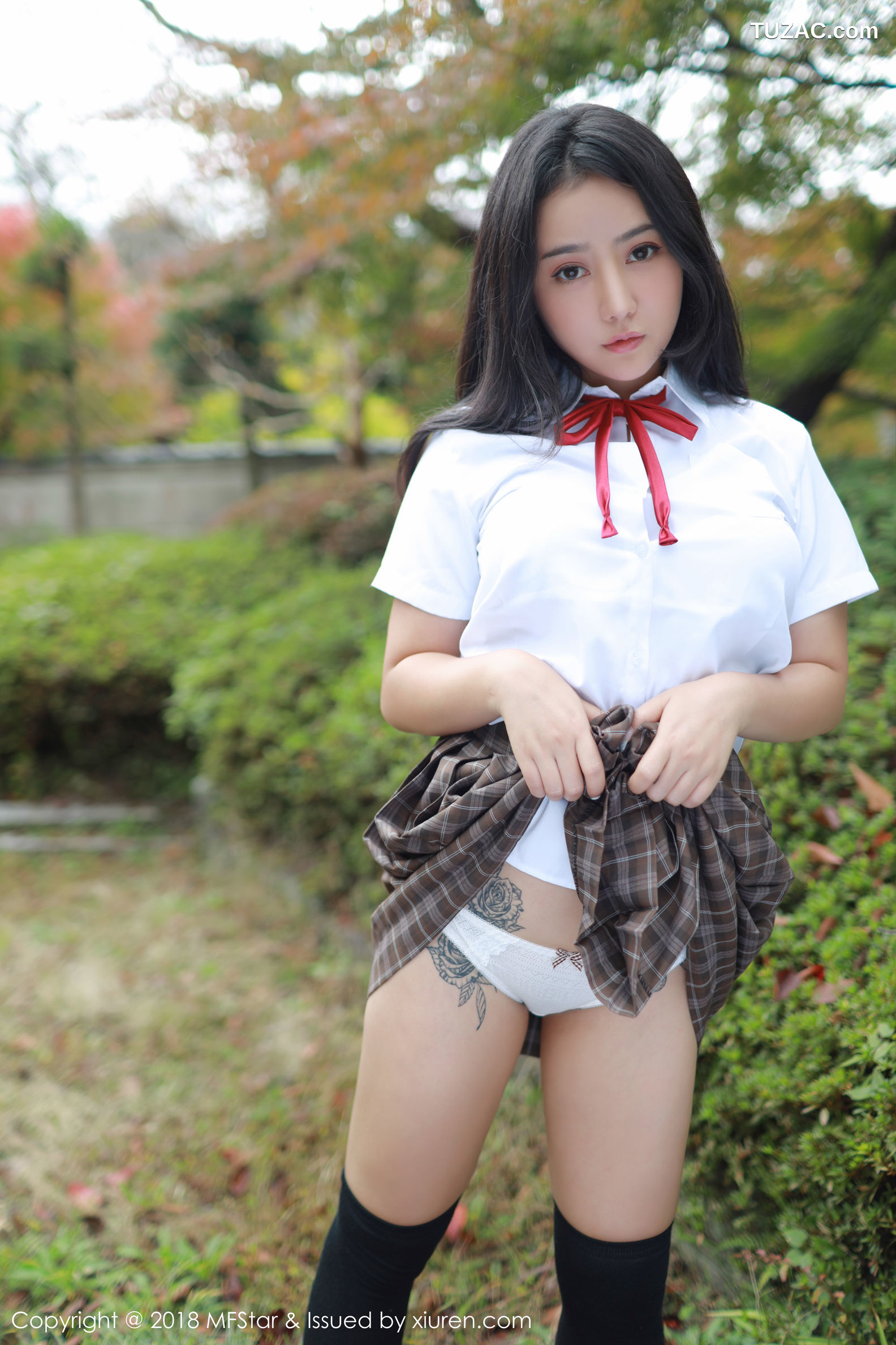 MFStar模范学院-163-Manuela玛鲁娜-日本旅拍-户外学生制服靓丽迷人