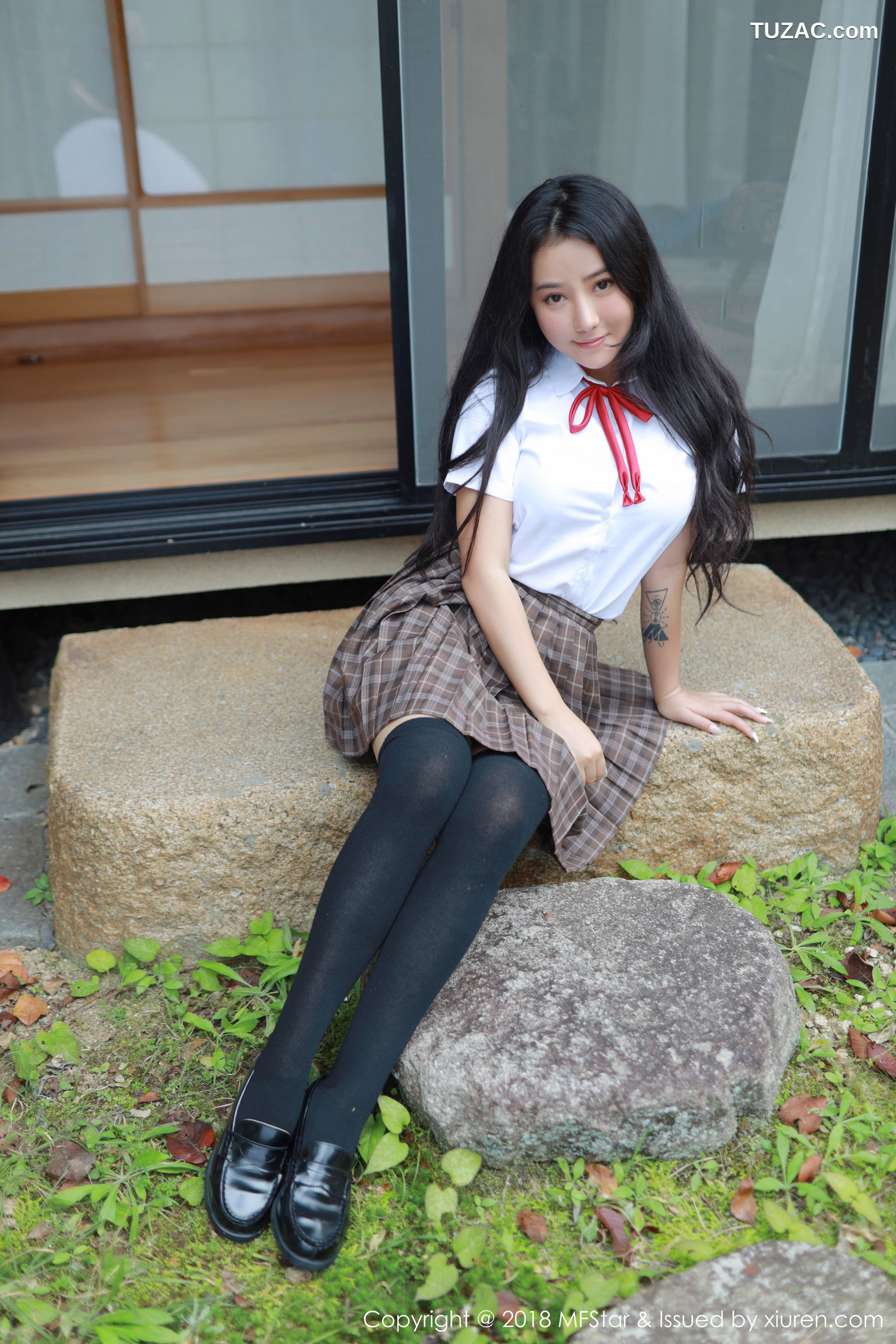 MFStar模范学院-163-Manuela玛鲁娜-日本旅拍-户外学生制服靓丽迷人