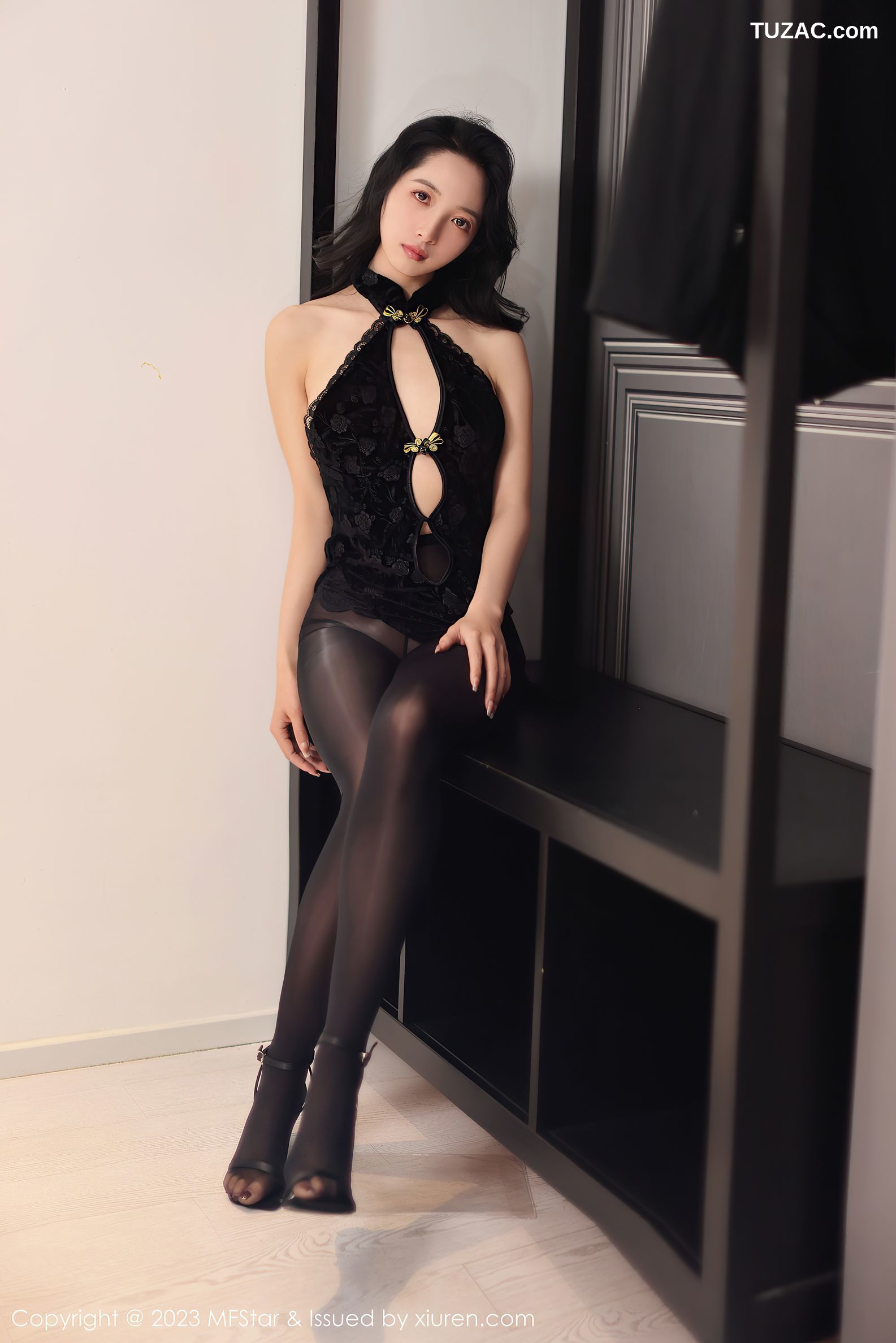 MFStar模范学院-599-茜茜Kimi-黑色情趣蕾丝旗袍魅惑黑丝美腿