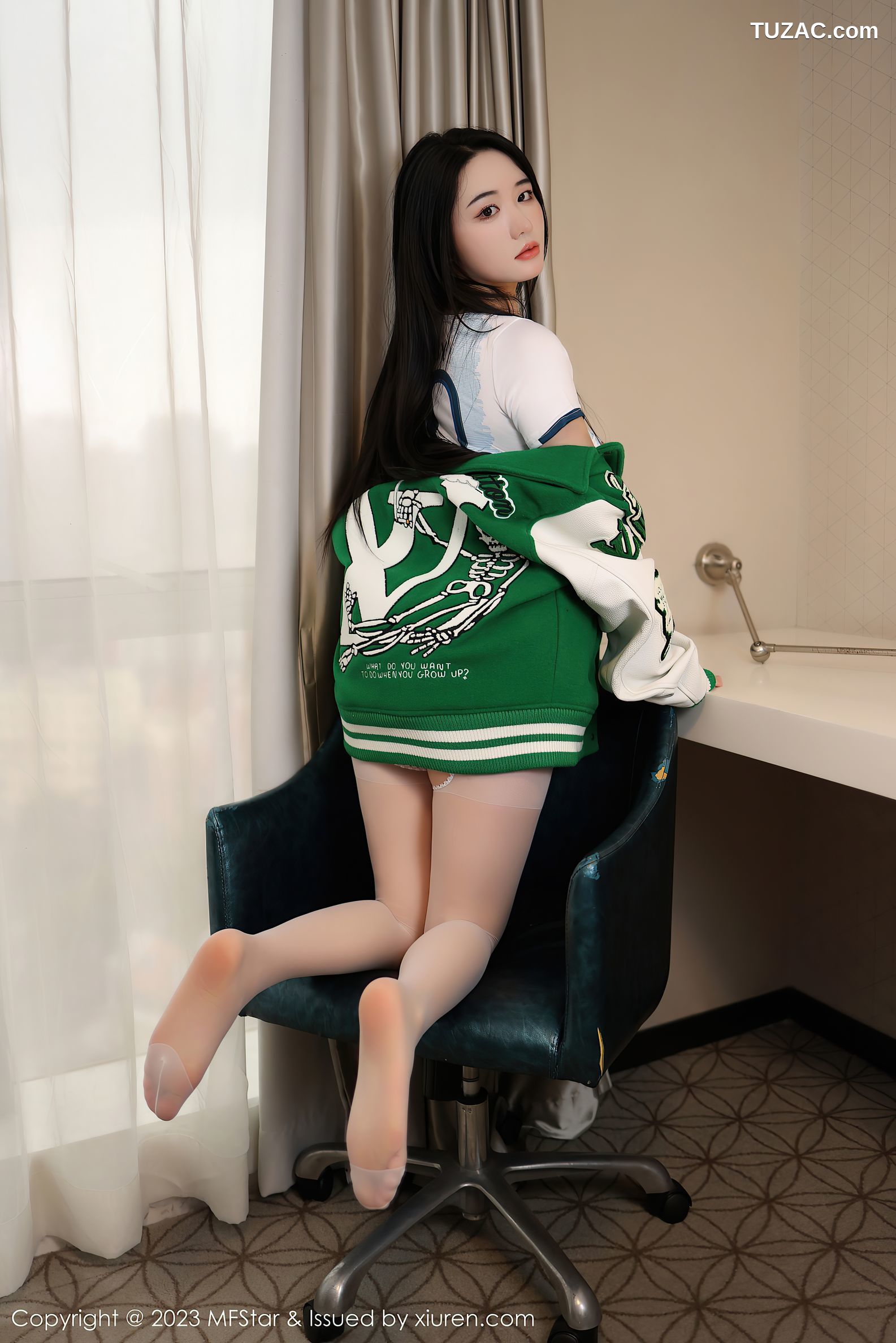 MFStar模范学院-602-汐汐爱吃草莓-绿色棒球服-蓝色短裙