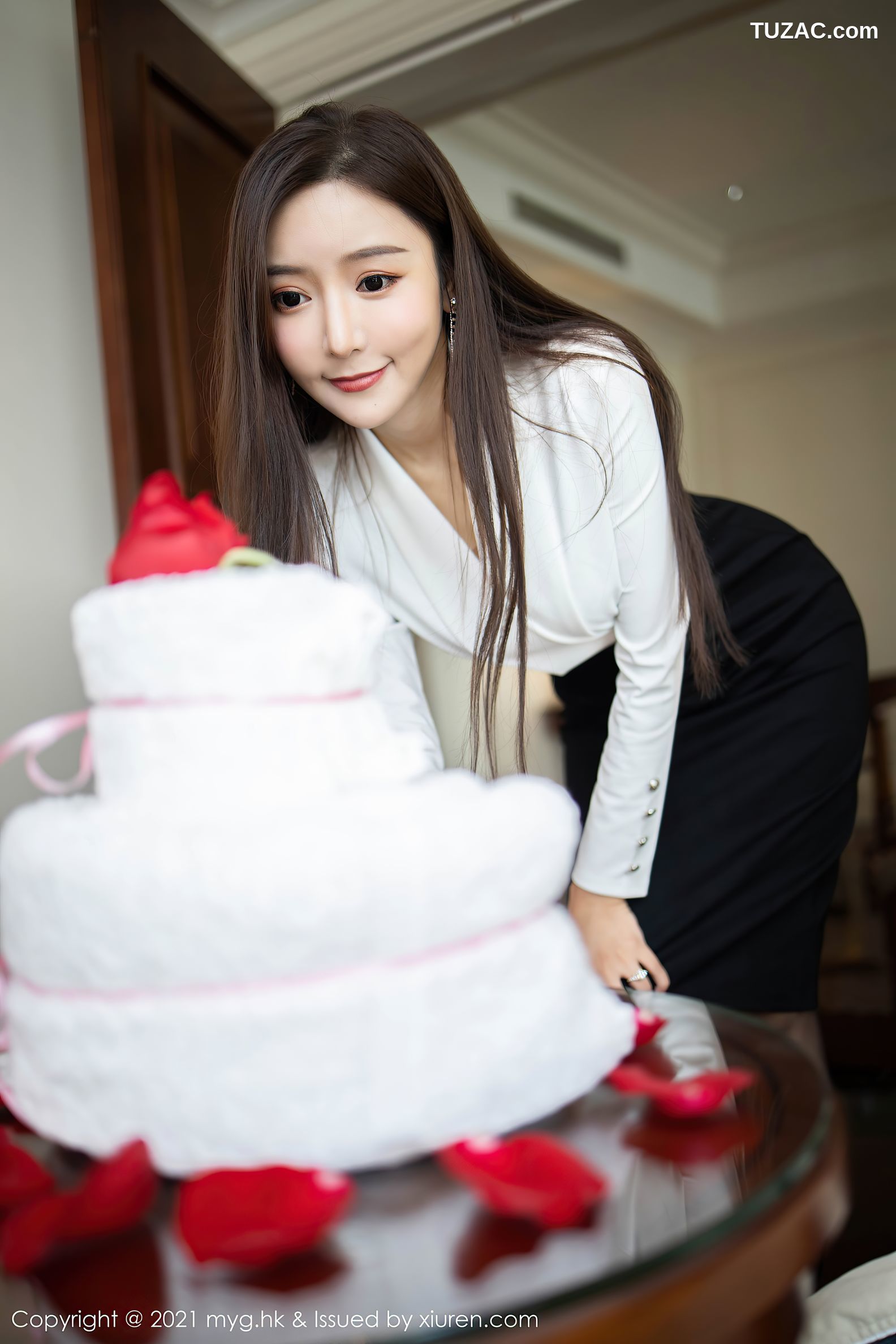 MyGirl美媛馆-492-王馨瑶-上司过生日主题黑裙黑丝裤袜-2021.02.23