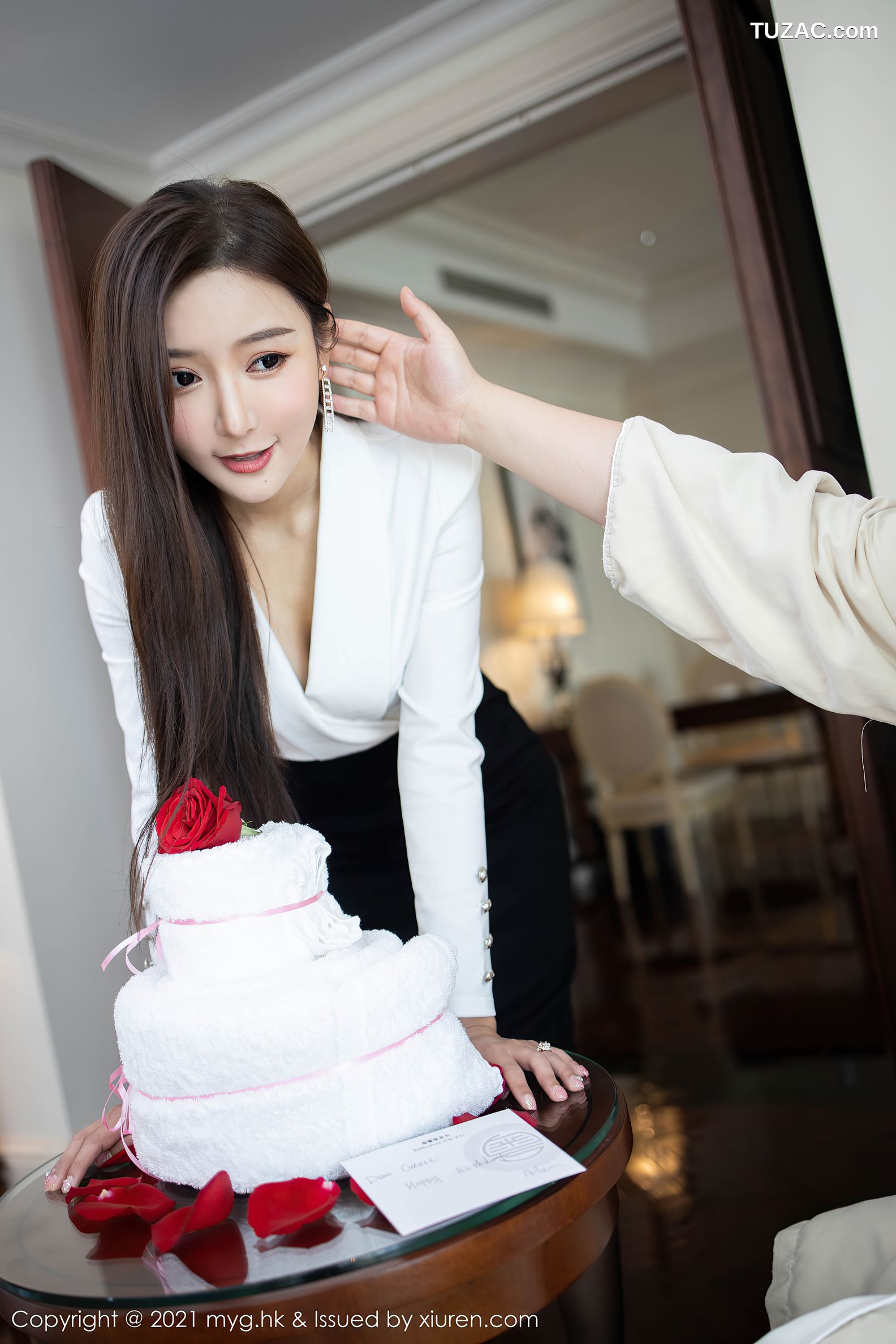 MyGirl美媛馆-492-王馨瑶-上司过生日主题黑裙黑丝裤袜-2021.02.23