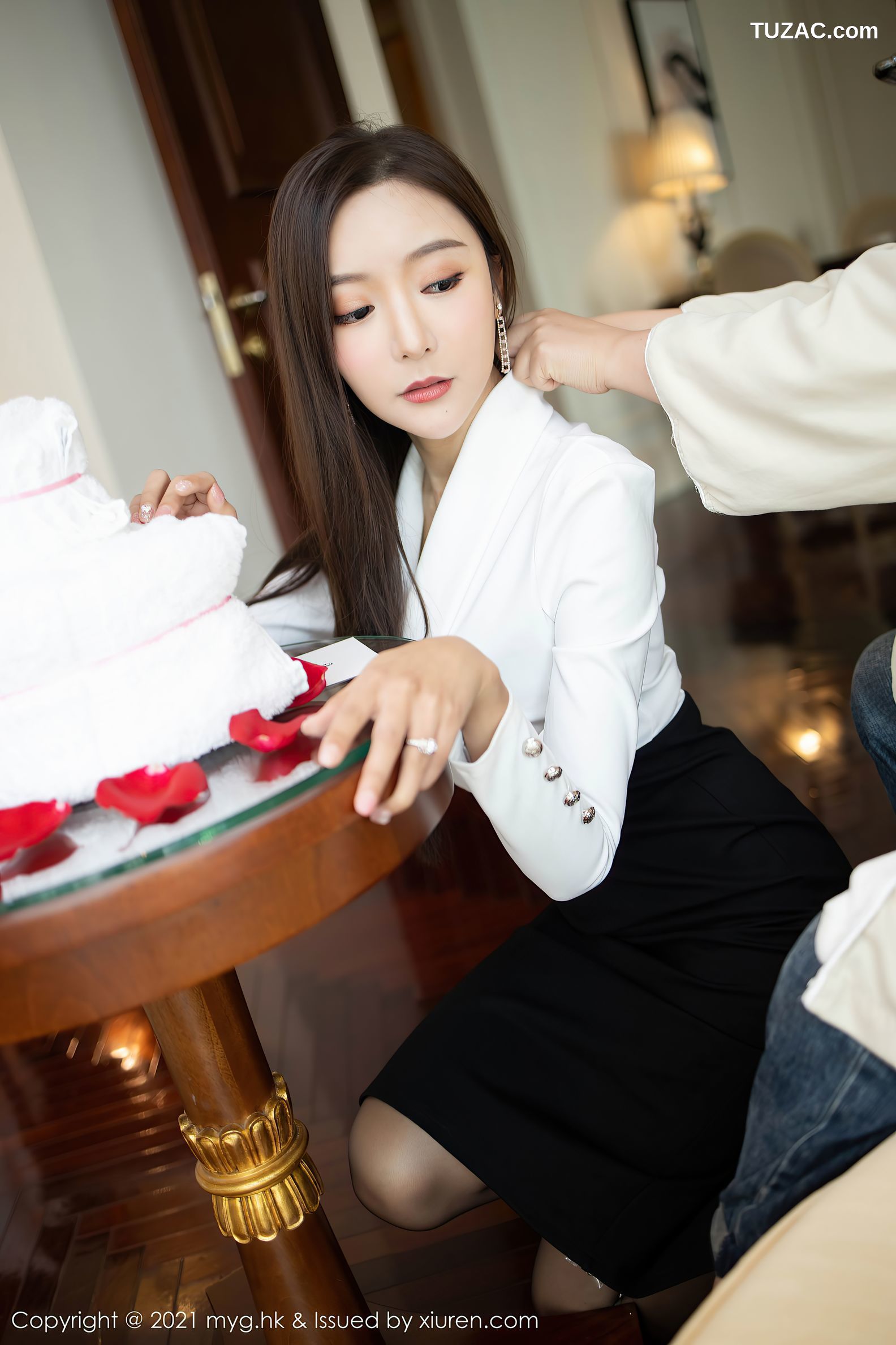 MyGirl美媛馆-492-王馨瑶-上司过生日主题黑裙黑丝裤袜-2021.02.23