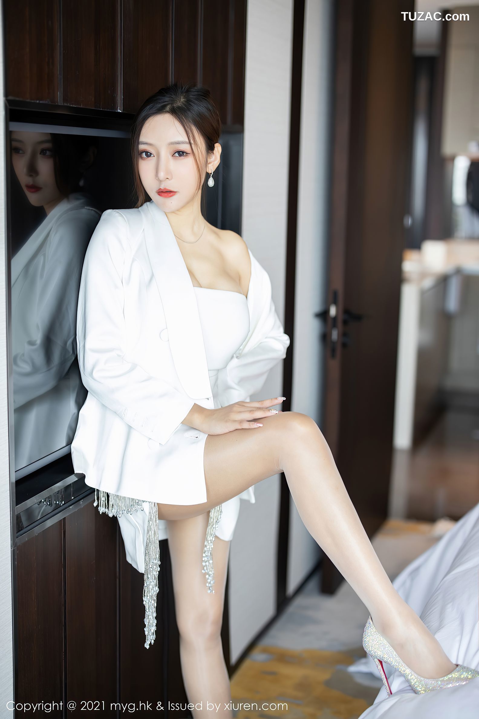 MyGirl美媛馆-541-王馨瑶Yanni-江浙沪旅拍白外套抹胸短裙-2021.06.17