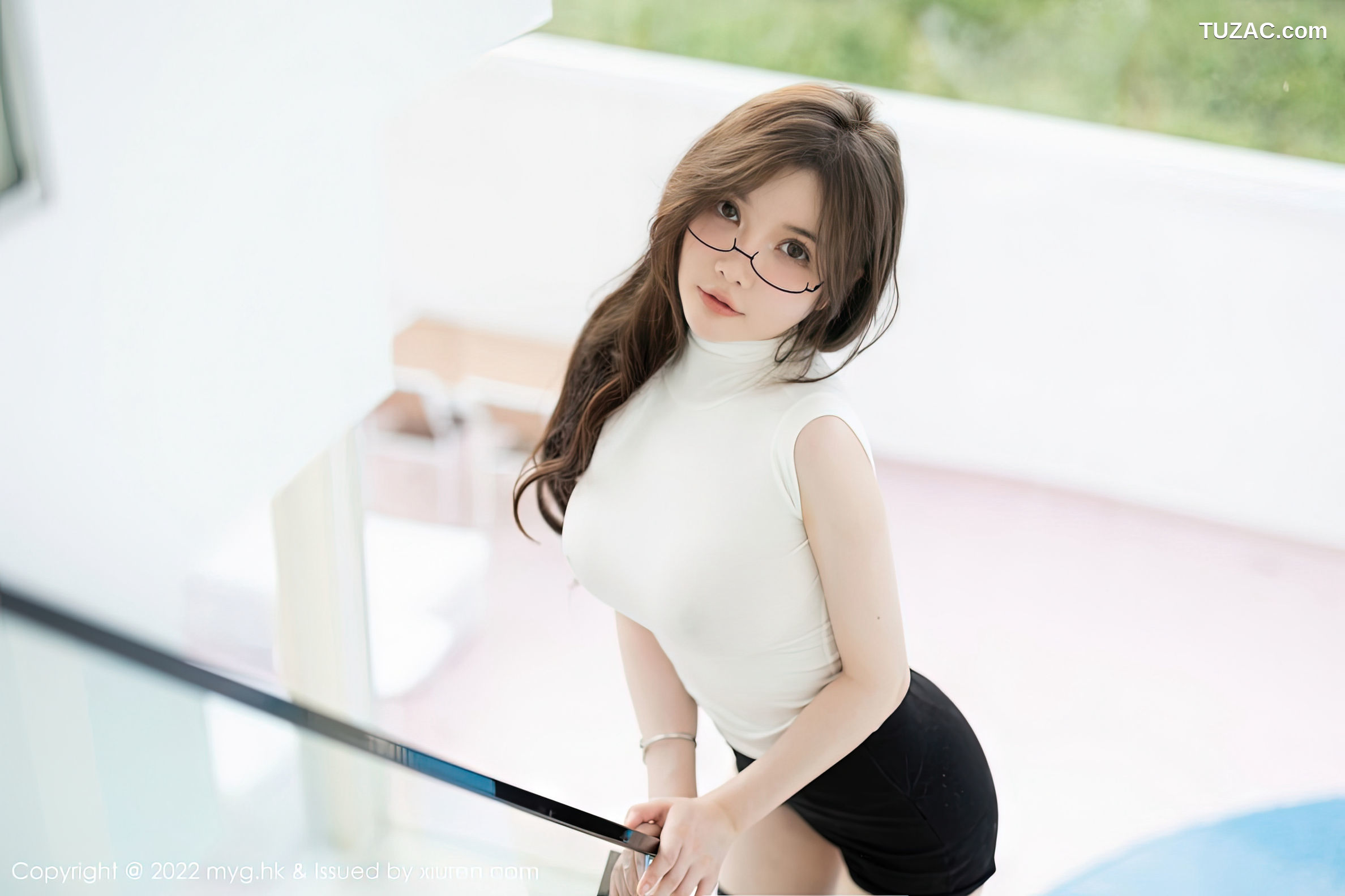 MyGirl美媛馆-643-糯美子-白紧身T黑短裙黑丝