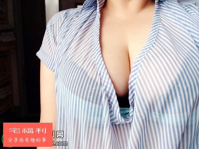 性感爆乳人妻自拍写真