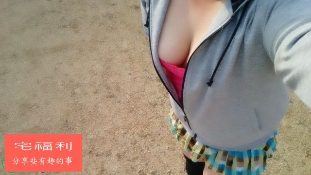 性感爆乳人妻自拍写真