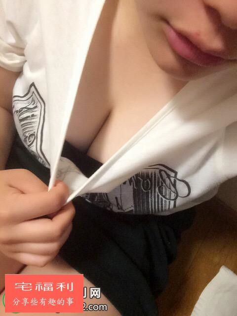 性感爆乳人妻自拍写真