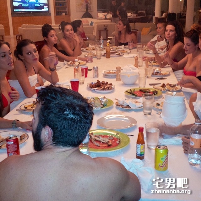 撸一撸》美富豪性爱派对场面堪比海天盛筵高清图集