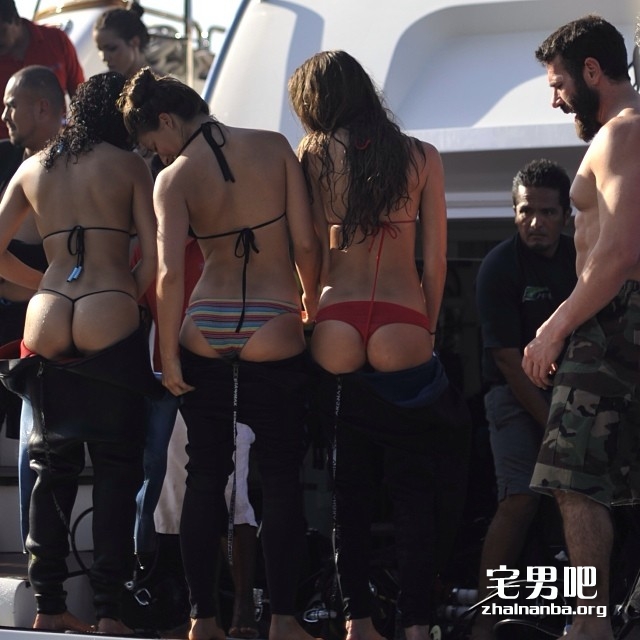 撸一撸》美富豪性爱派对场面堪比海天盛筵高清图集