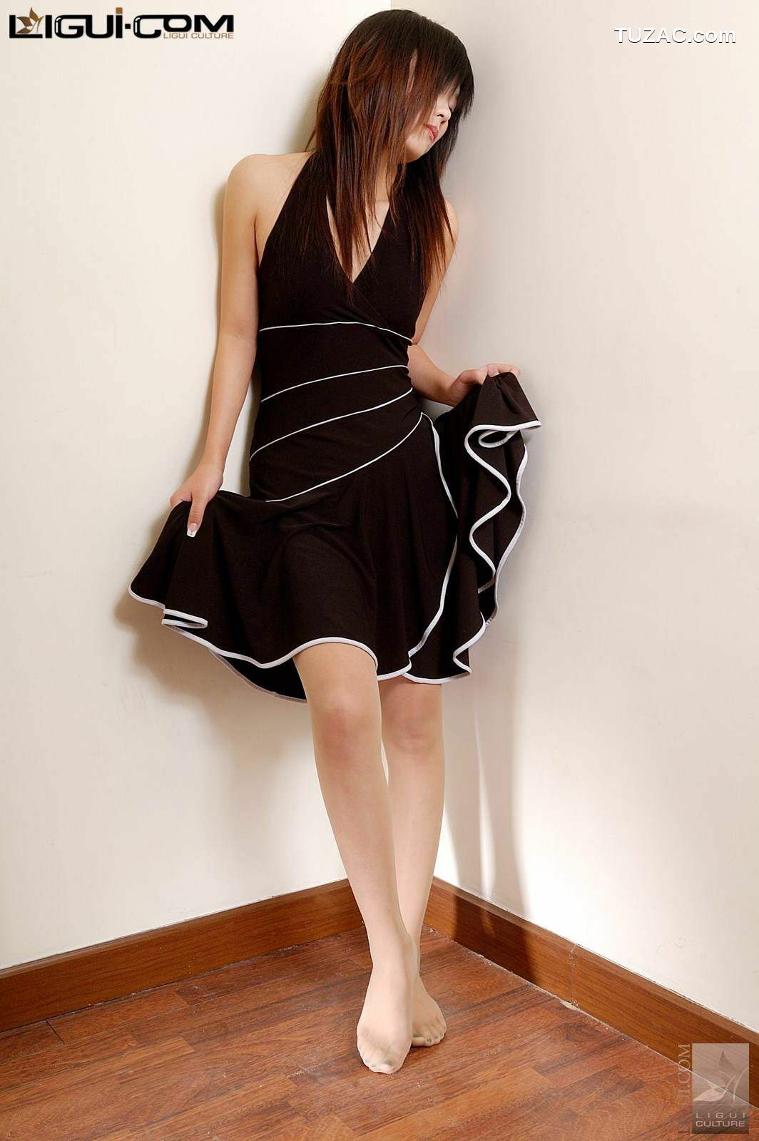丽柜_ Model 万佳如《跟显示器杠上了》丝足写真图片[19P]