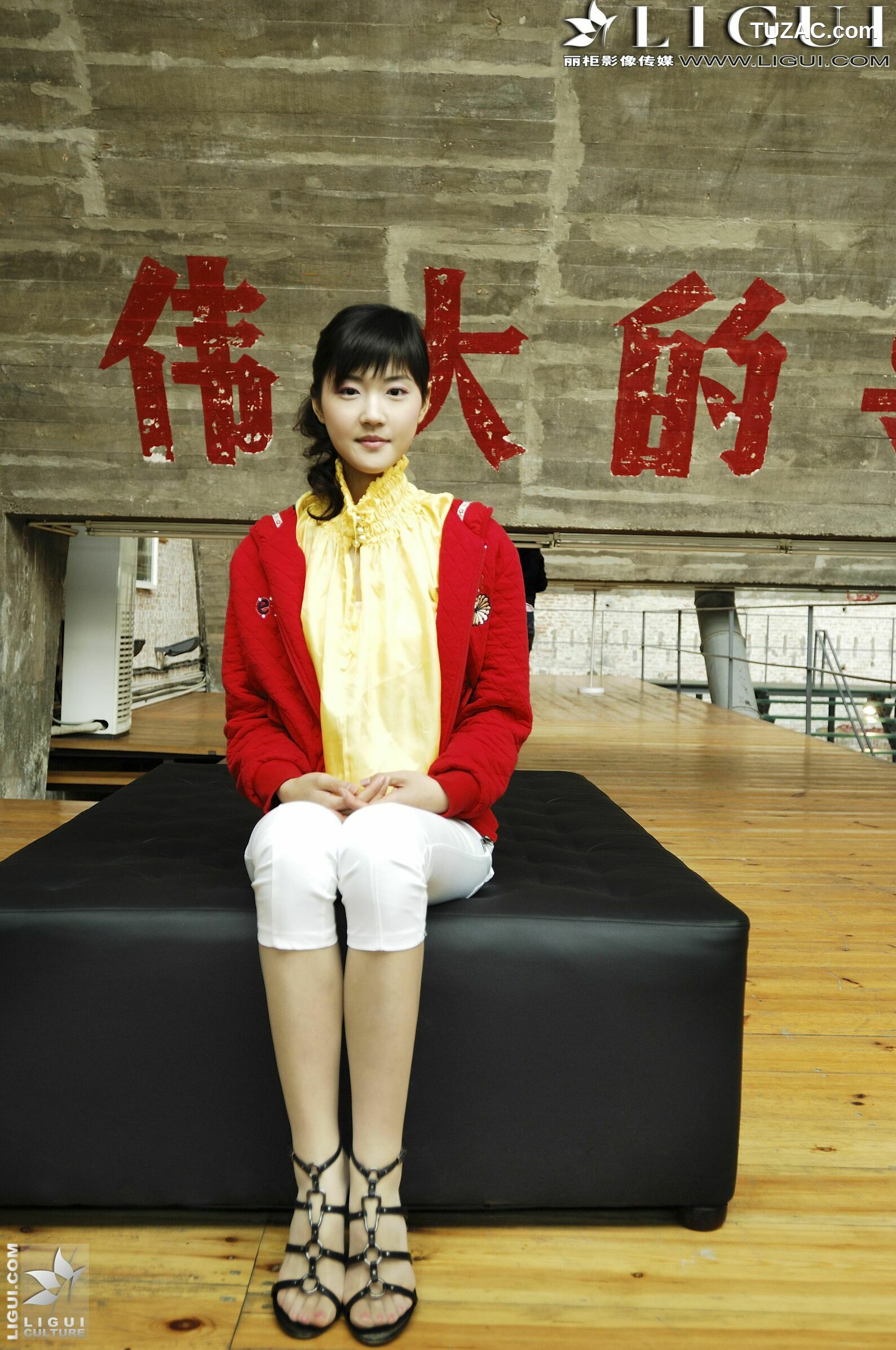 丽柜_ Model 婷婷《街拍高跟系列》美腿丝足写真图片[48P]
