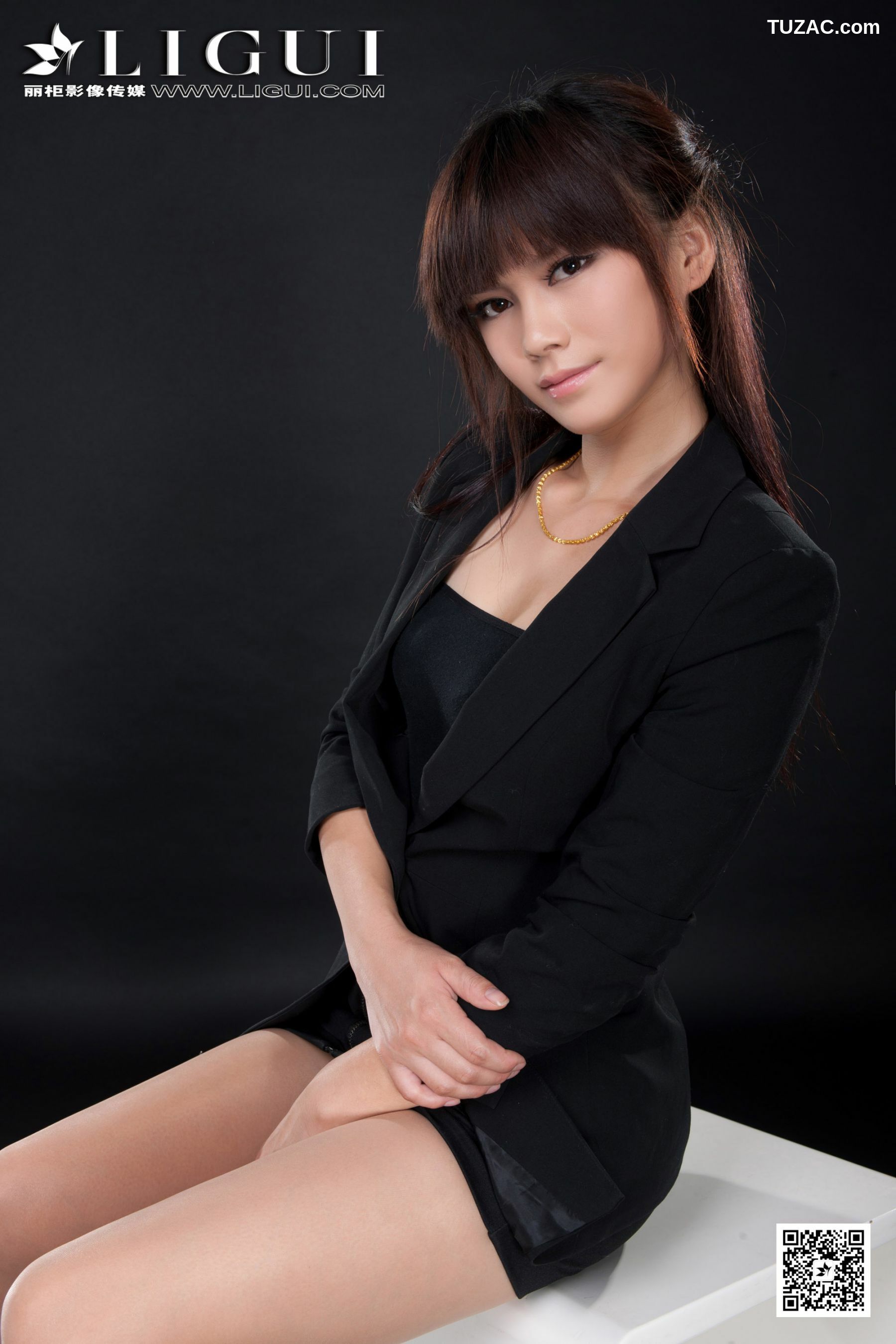 丽柜_ Model 晴晴《职业装美女丝足高跟》美腿玉足写真图片[38P]