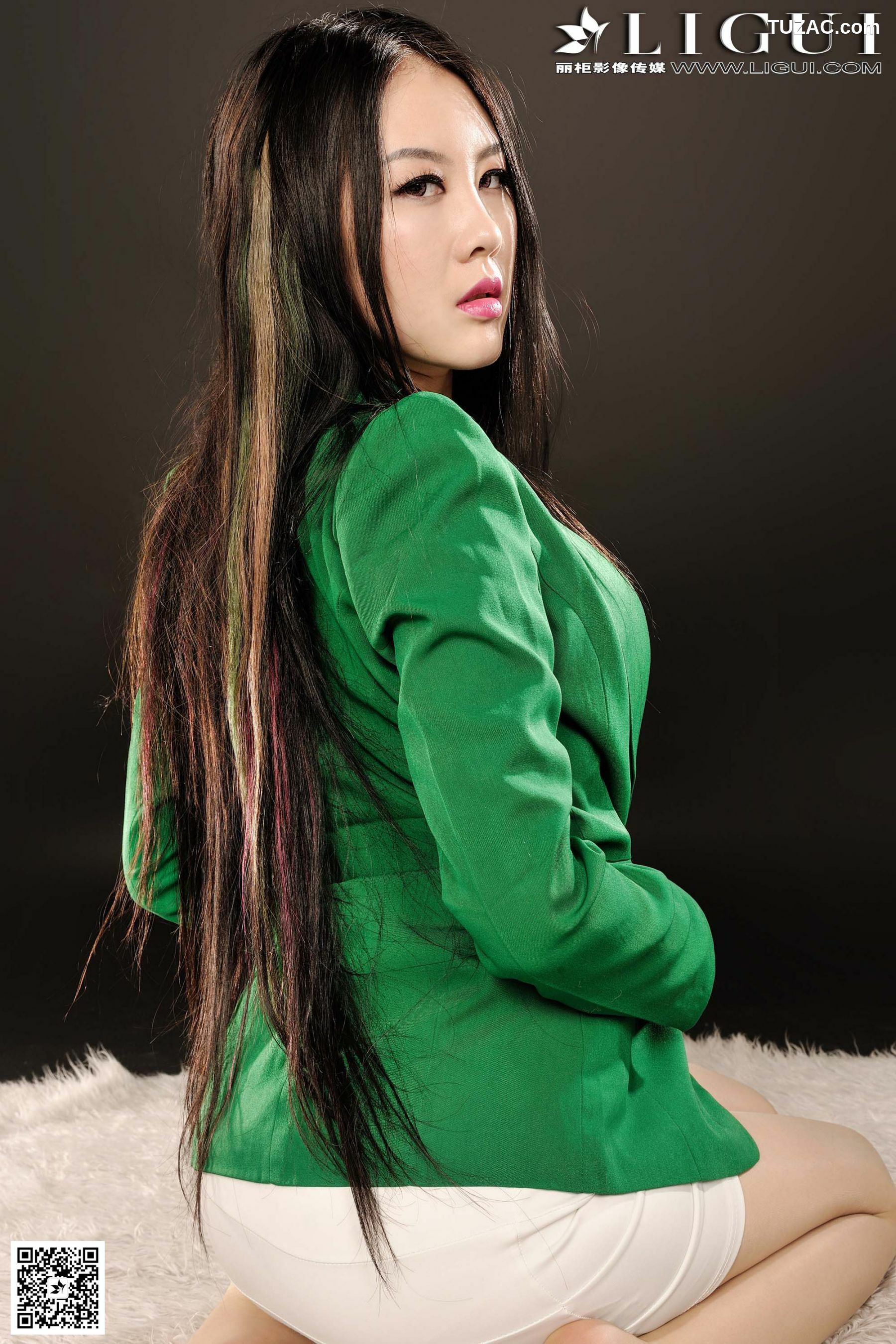 丽柜_ Model 菲菲《绿色职业装丽人丝足》美腿玉足写真图片[50P]