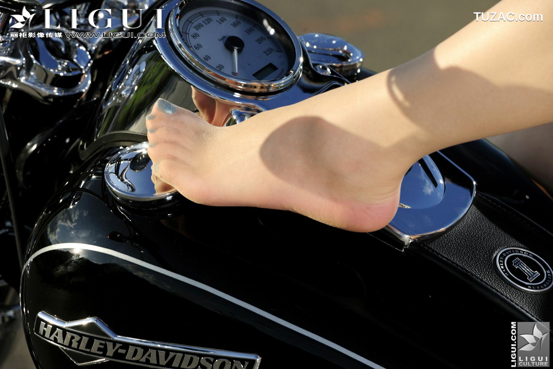丽柜_Model Cherry《Motorcycle女郎》 美腿玉足写真图片[37P]