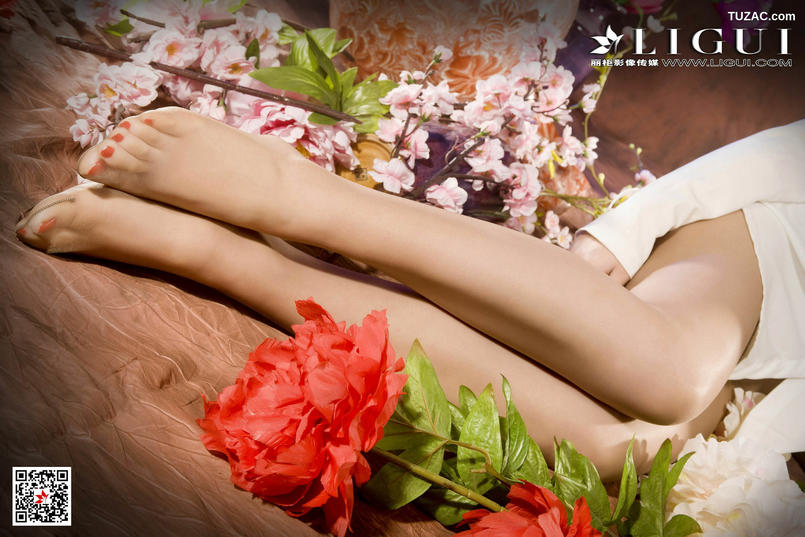 丽柜_Model 允儿《鲜花玉足》 写真集[70P]