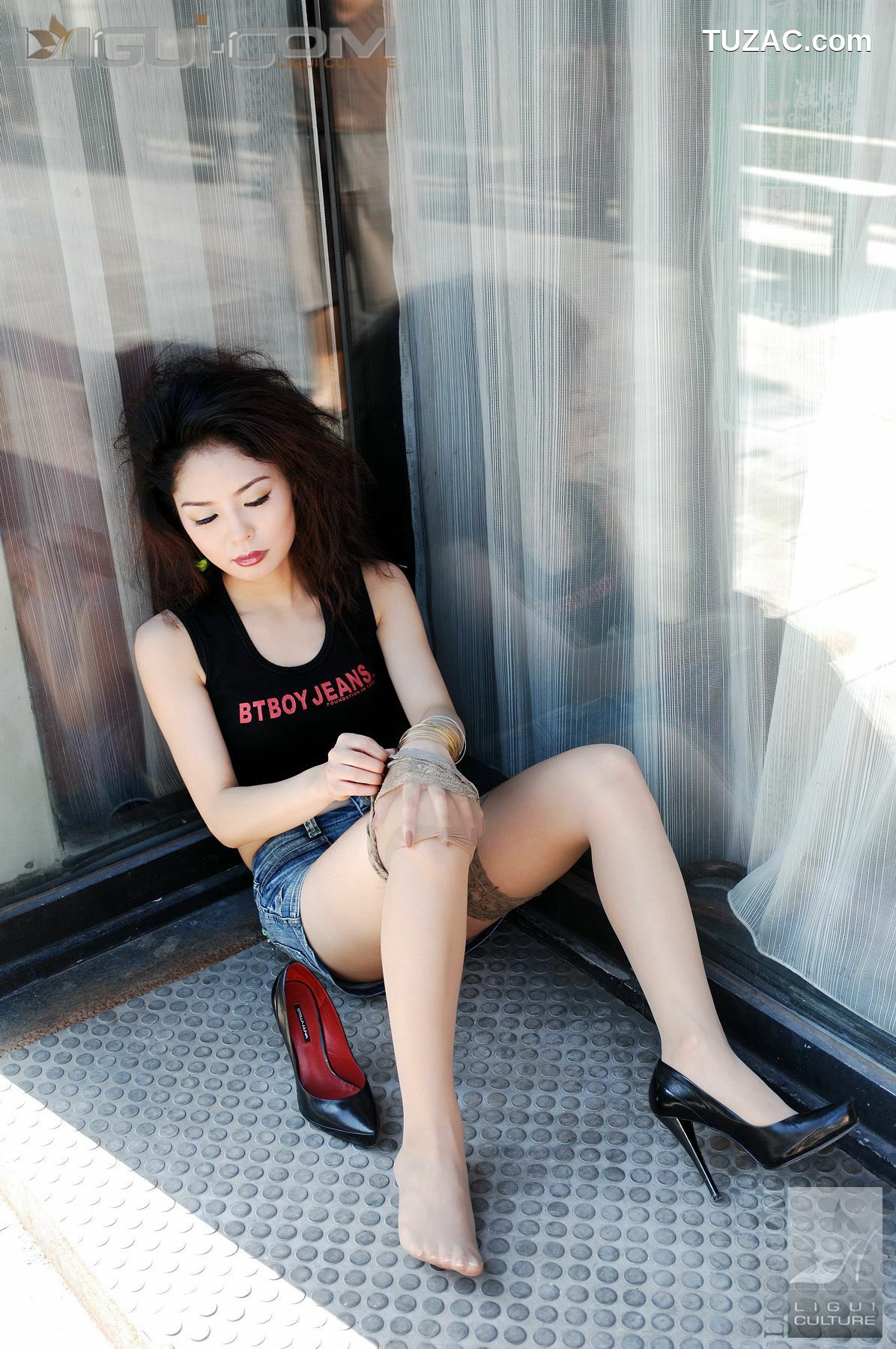 丽柜_Model 冰清《牛仔和丝袜街拍》 丝足写真图片[47P]