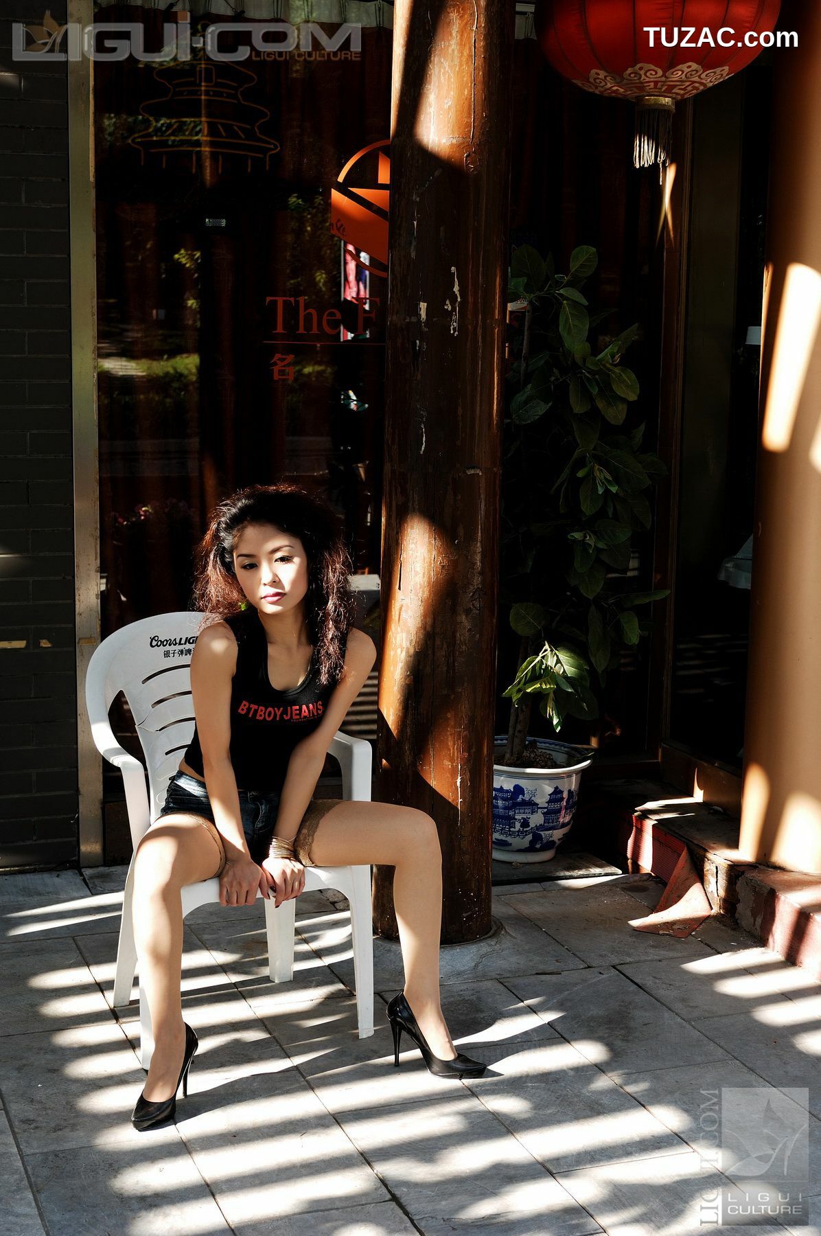 丽柜_Model 冰清《牛仔和丝袜街拍》 丝足写真图片[47P]