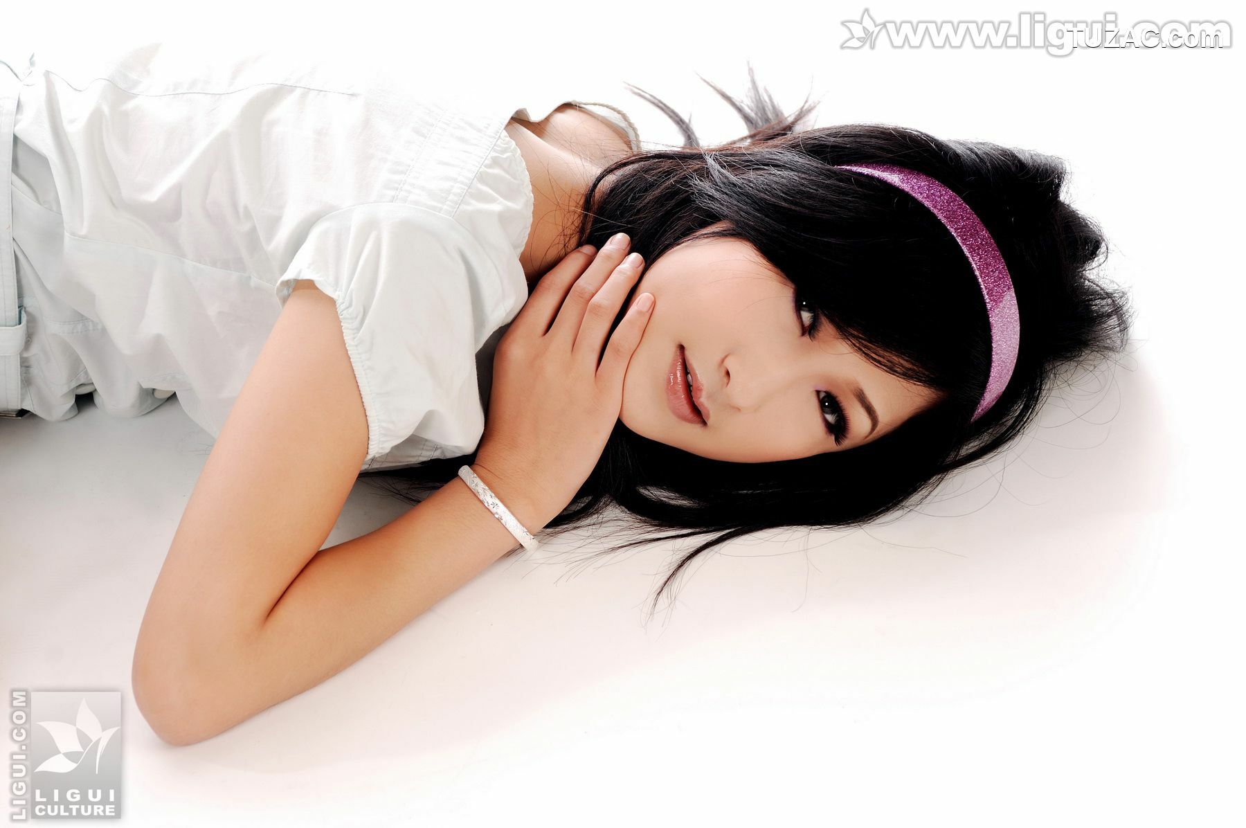 丽柜_Model 婷婷《白色风情白色诱惑》 美腿玉足写真图片[32P]
