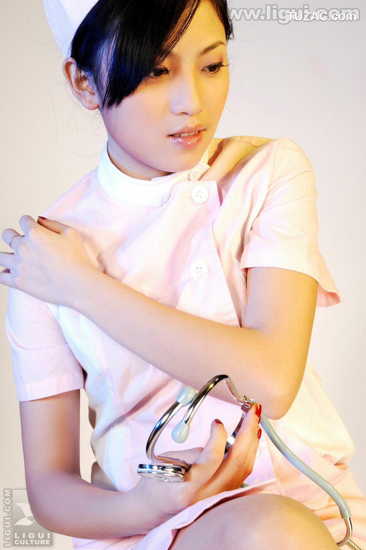 丽柜_Model 左左《完美的护士情节》 美腿玉足写真图片[30P]