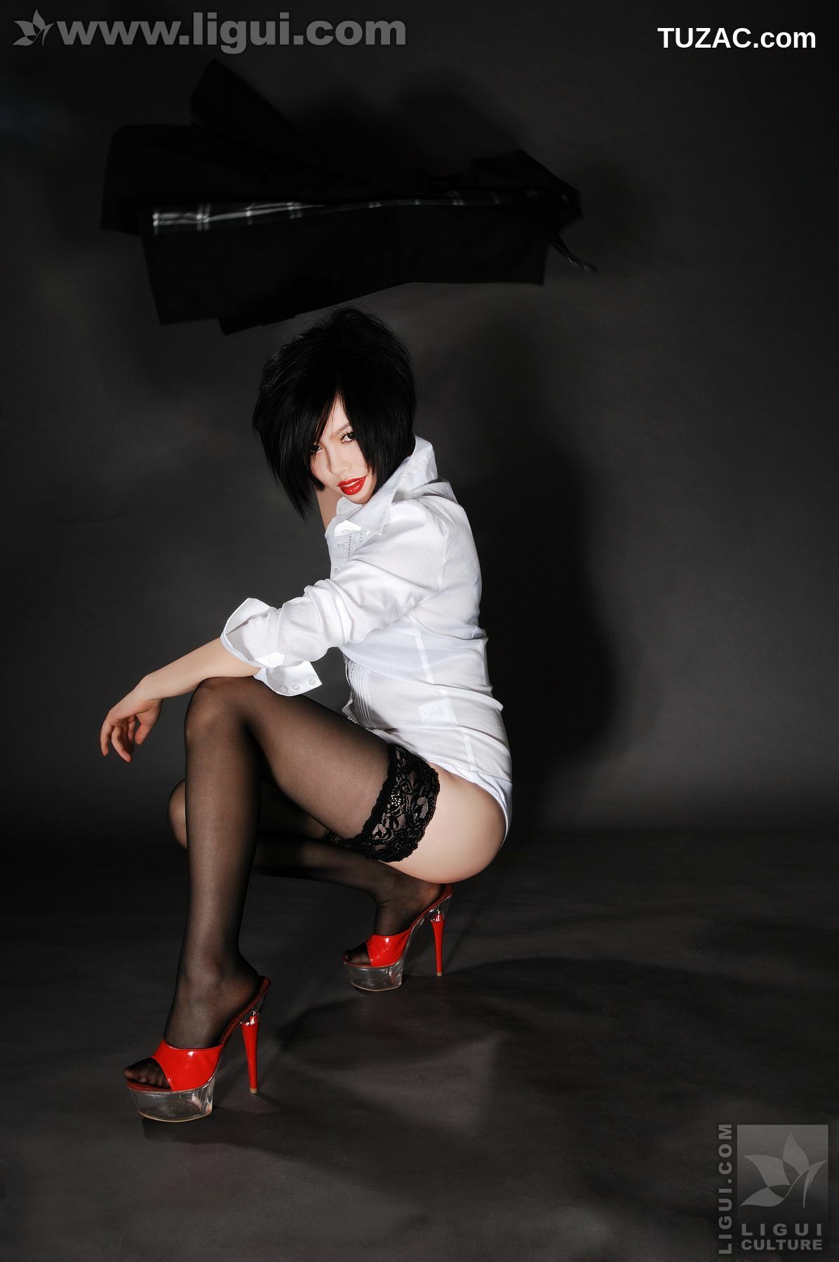 丽柜_Model 慕子《奢华的气质，唯美的视觉》 美腿玉足写真图片[28P]