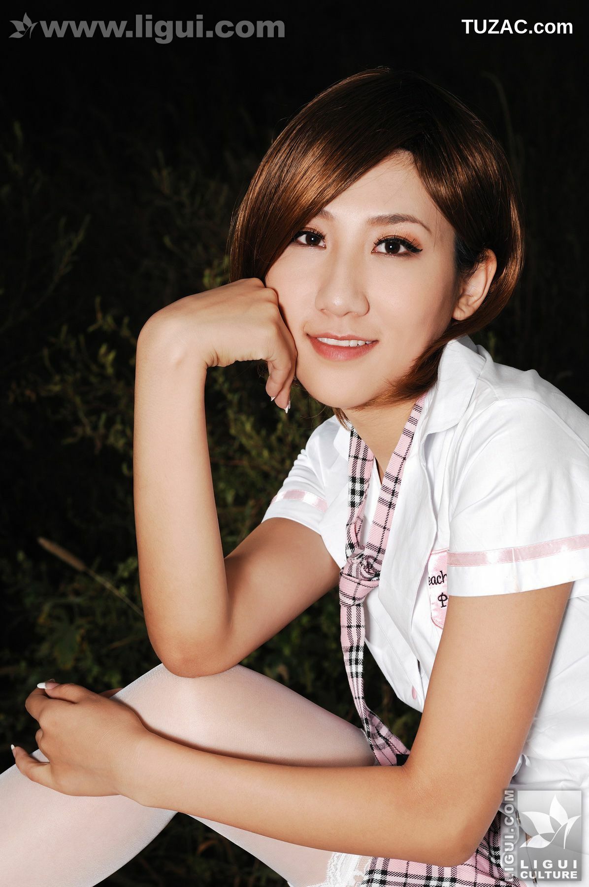 丽柜_Model 李璐《荒野建筑中的丝袜经典视觉》 美腿玉足写真图片[31P]